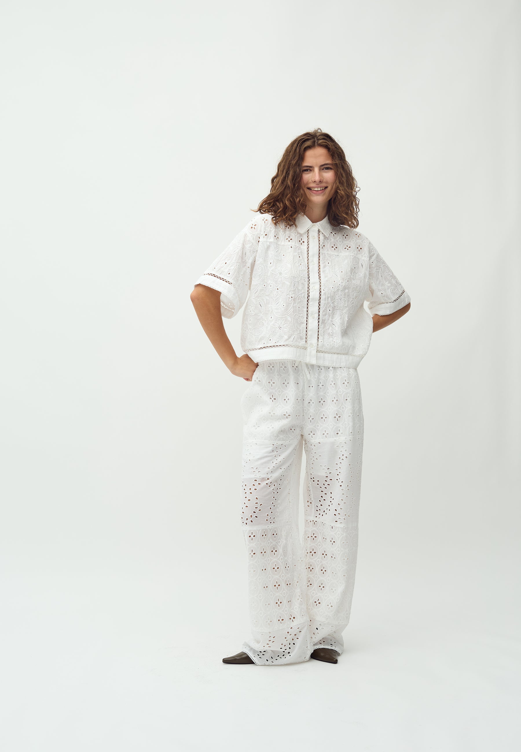 Viljane-M_White_Model_3