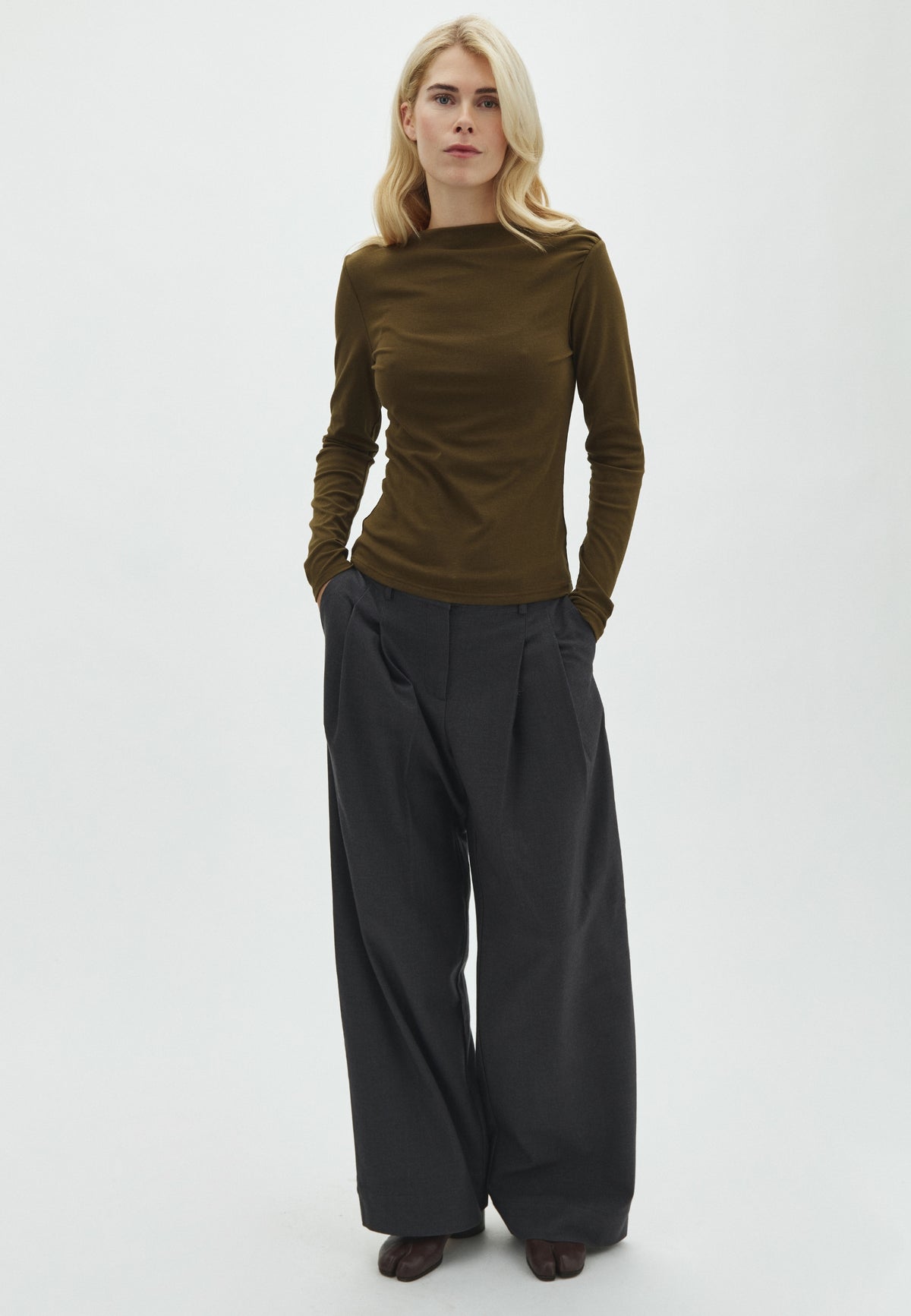 Julissa-M_Smoked Olive_Model_3