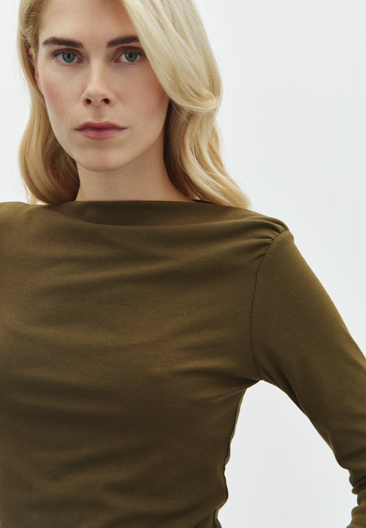 Julissa-M_Smoked Olive_Model_1