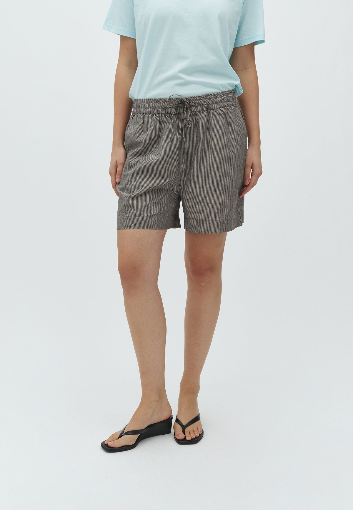 Meris-M_Java White Stripe_Model_0