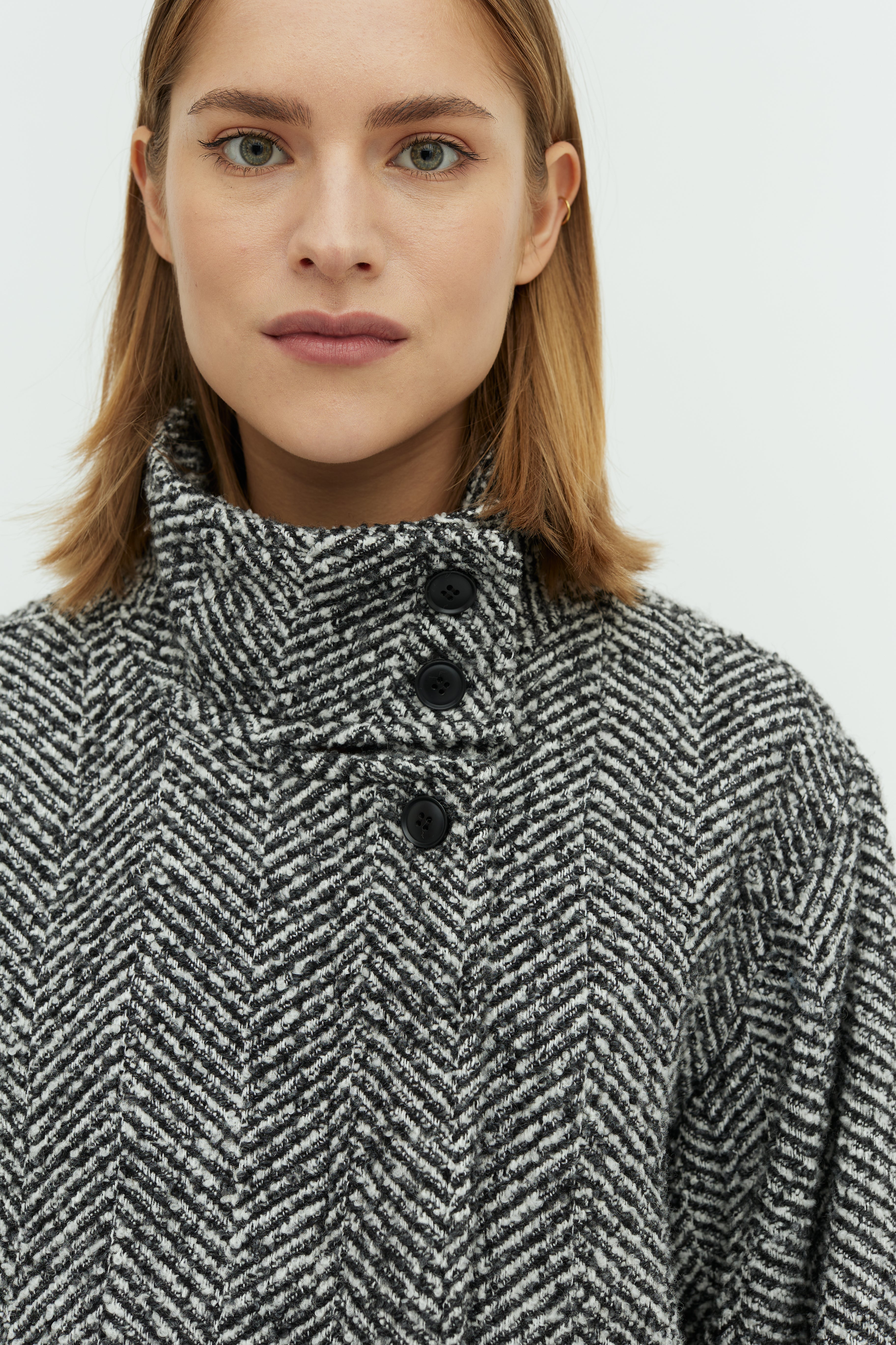 Makaia-M_Grey Herringbone_Model_3