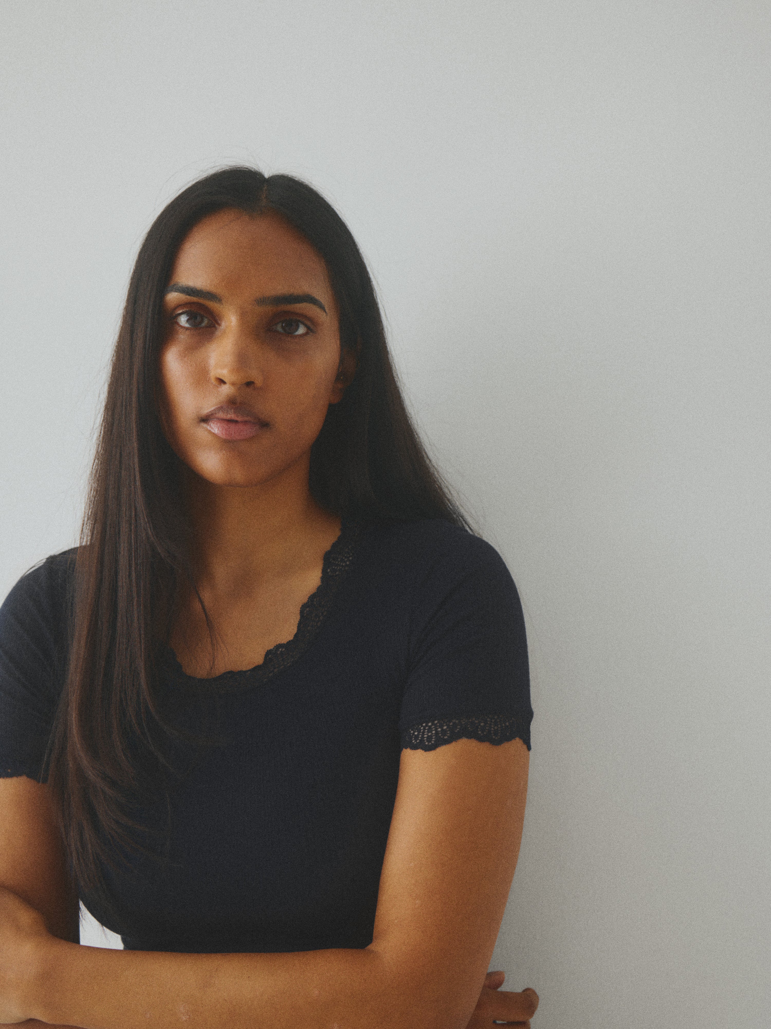 Emera-M_Black_Image_