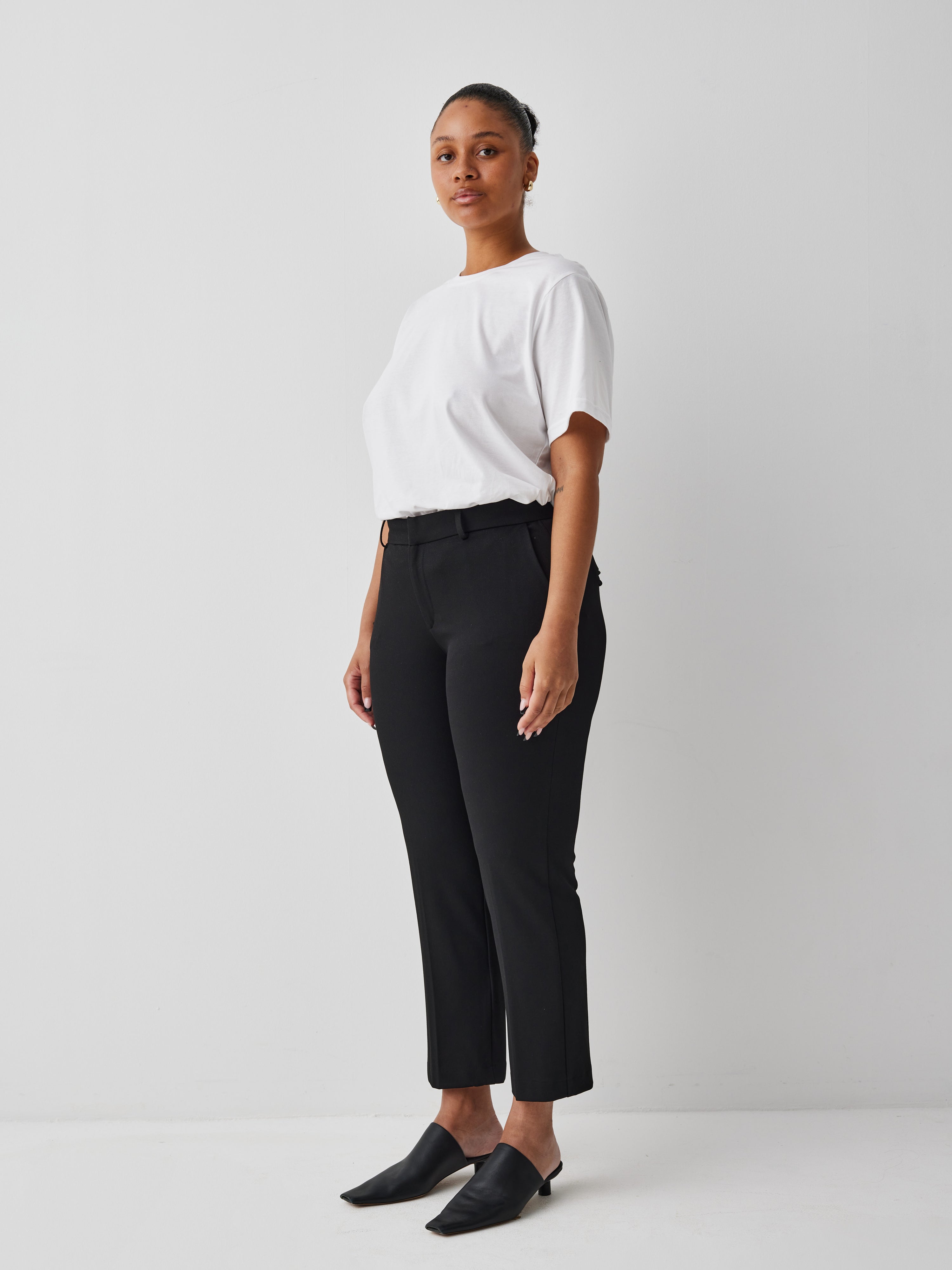 Maiianne-M_Black_Model_