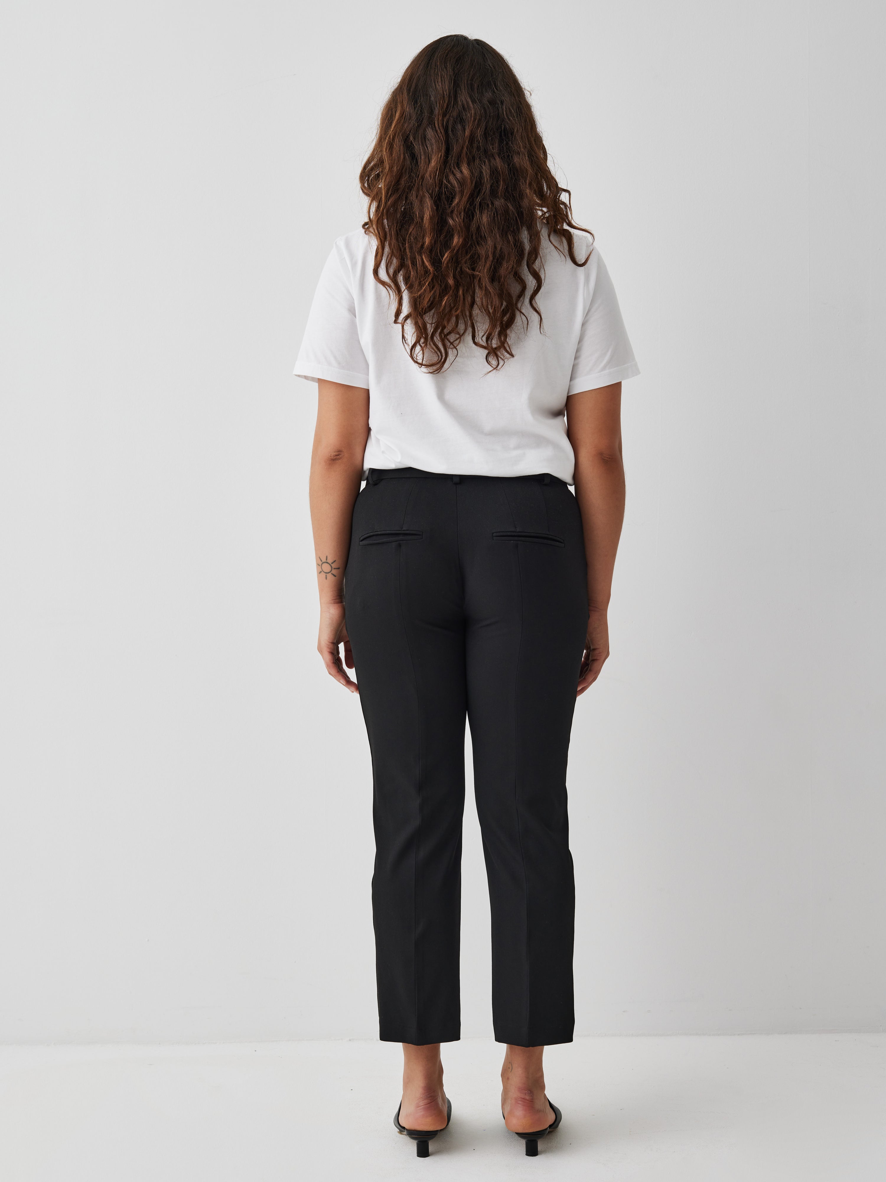 Maiianne-M_Black_Model_