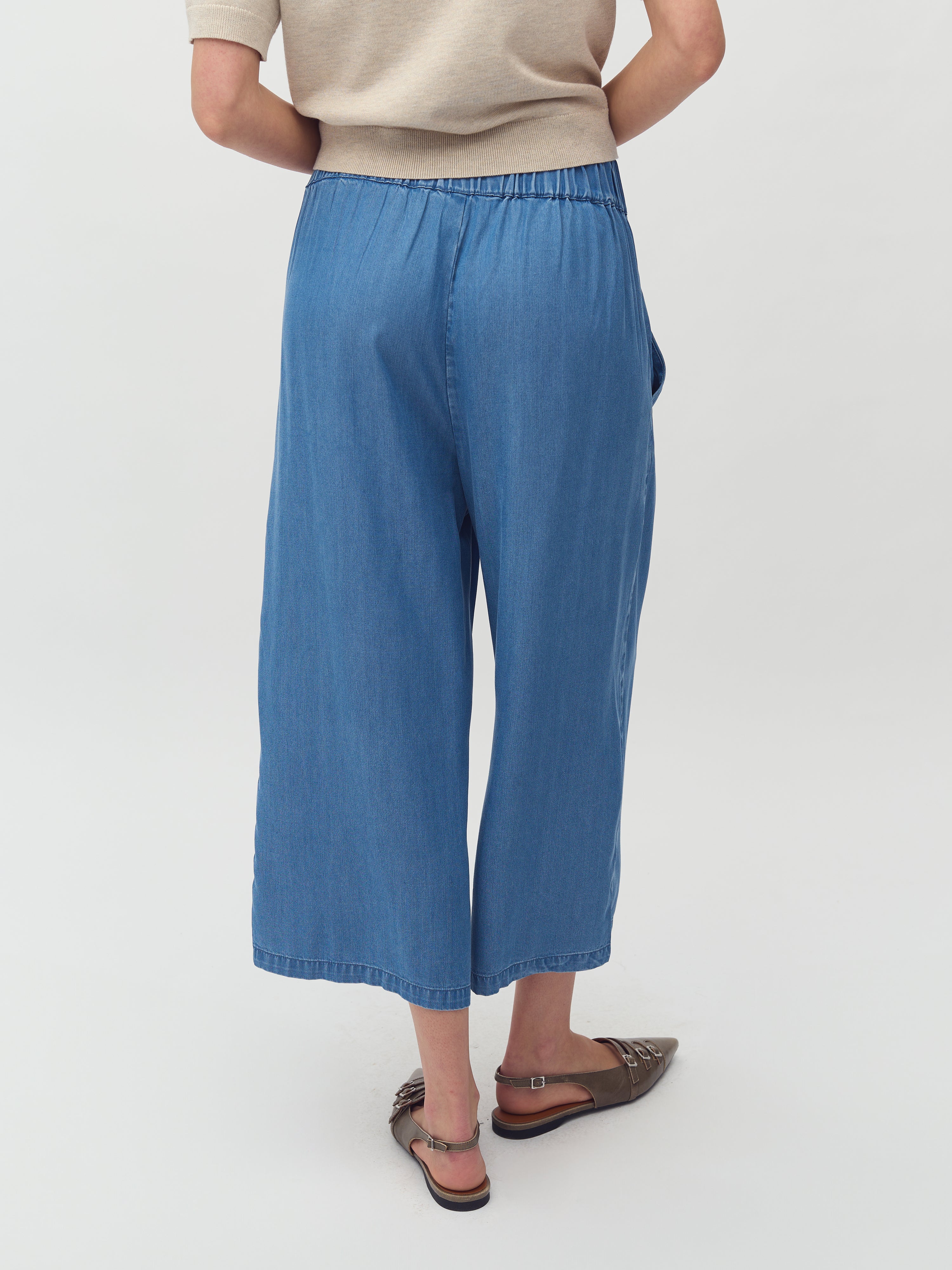 Anjelica-M_Mid Vintage Wash_Model_