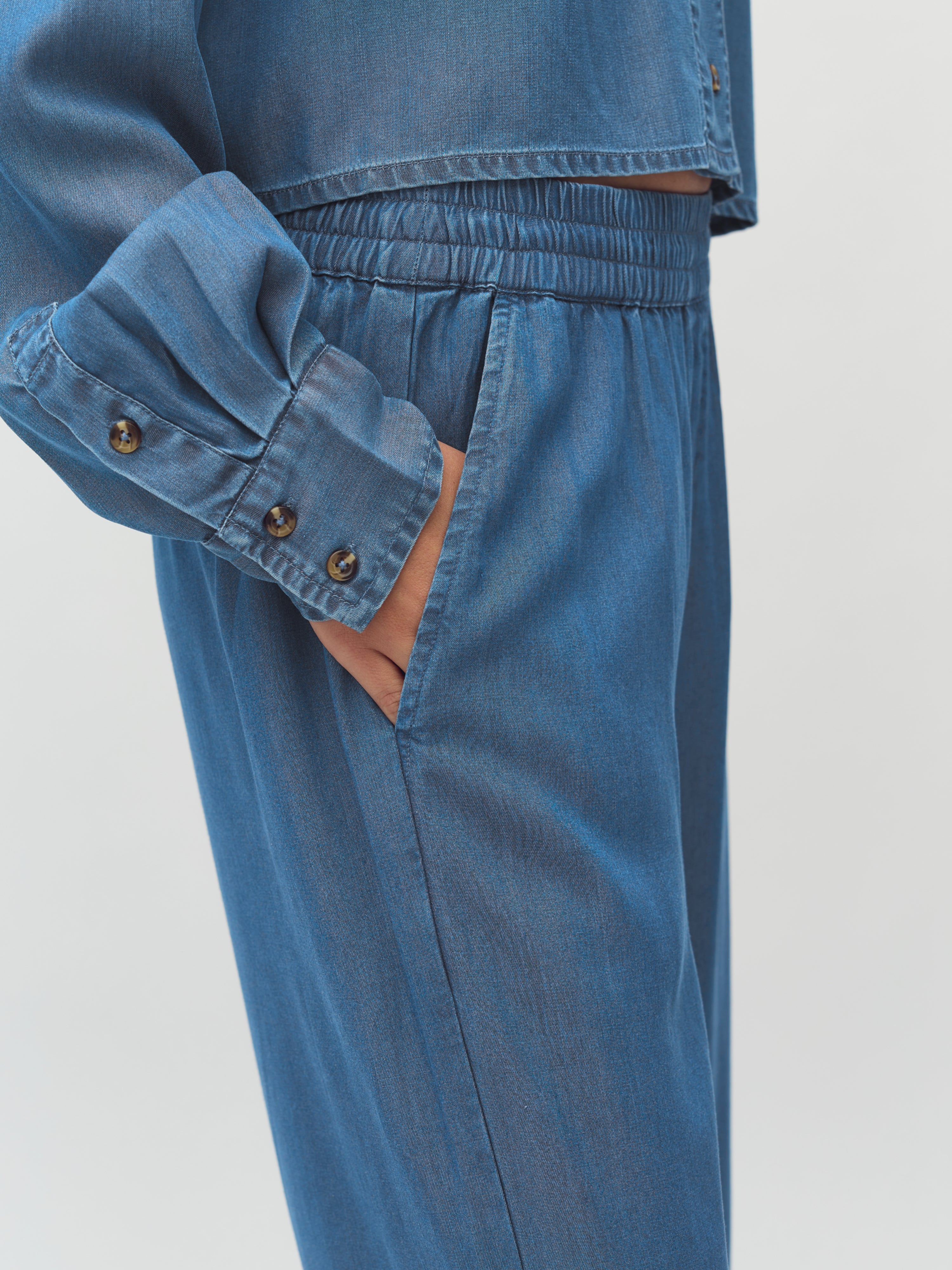 Phillipa-M_Mid Vintage Wash_Model_