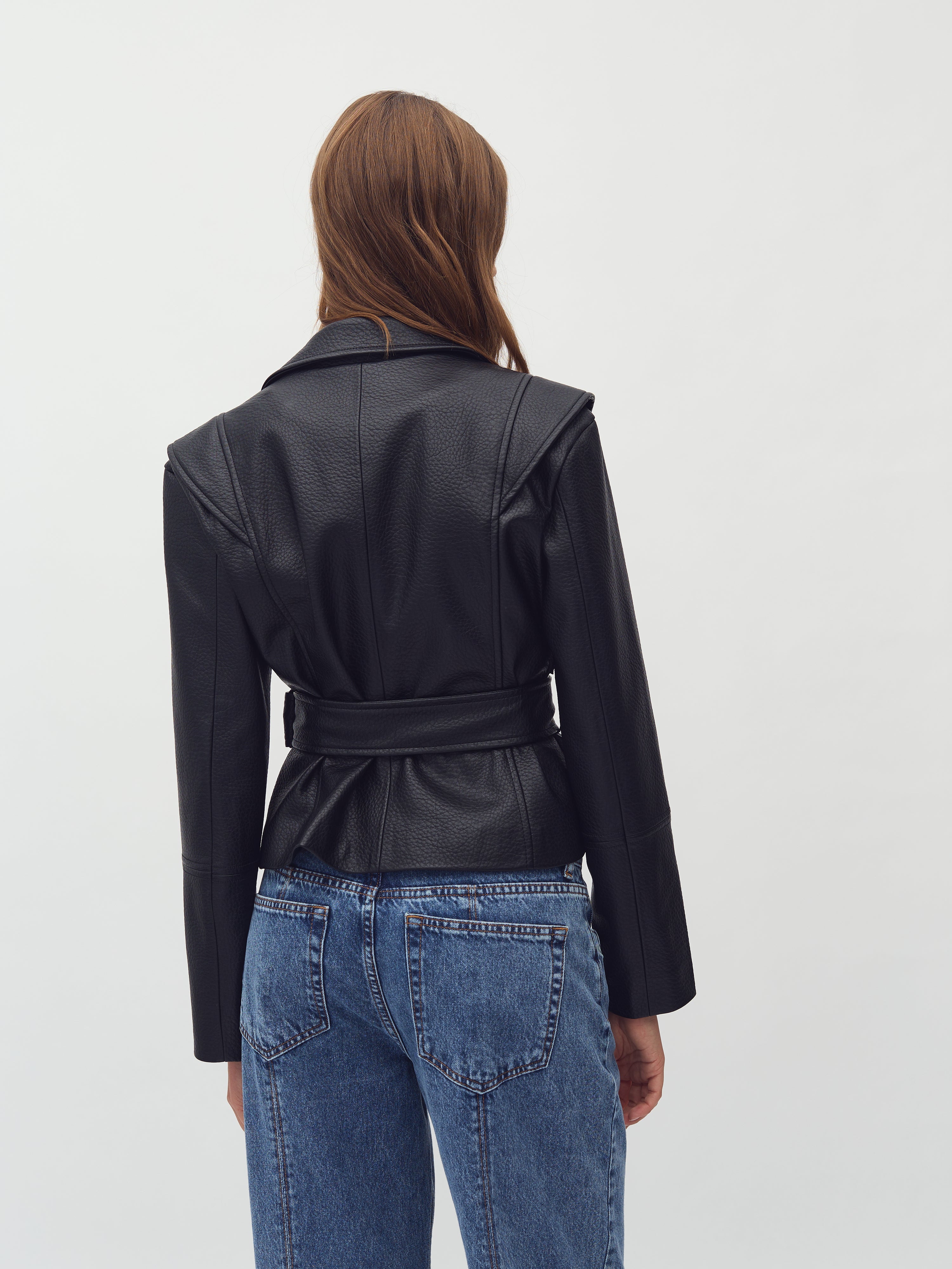 Salivia-M_Black_Model_