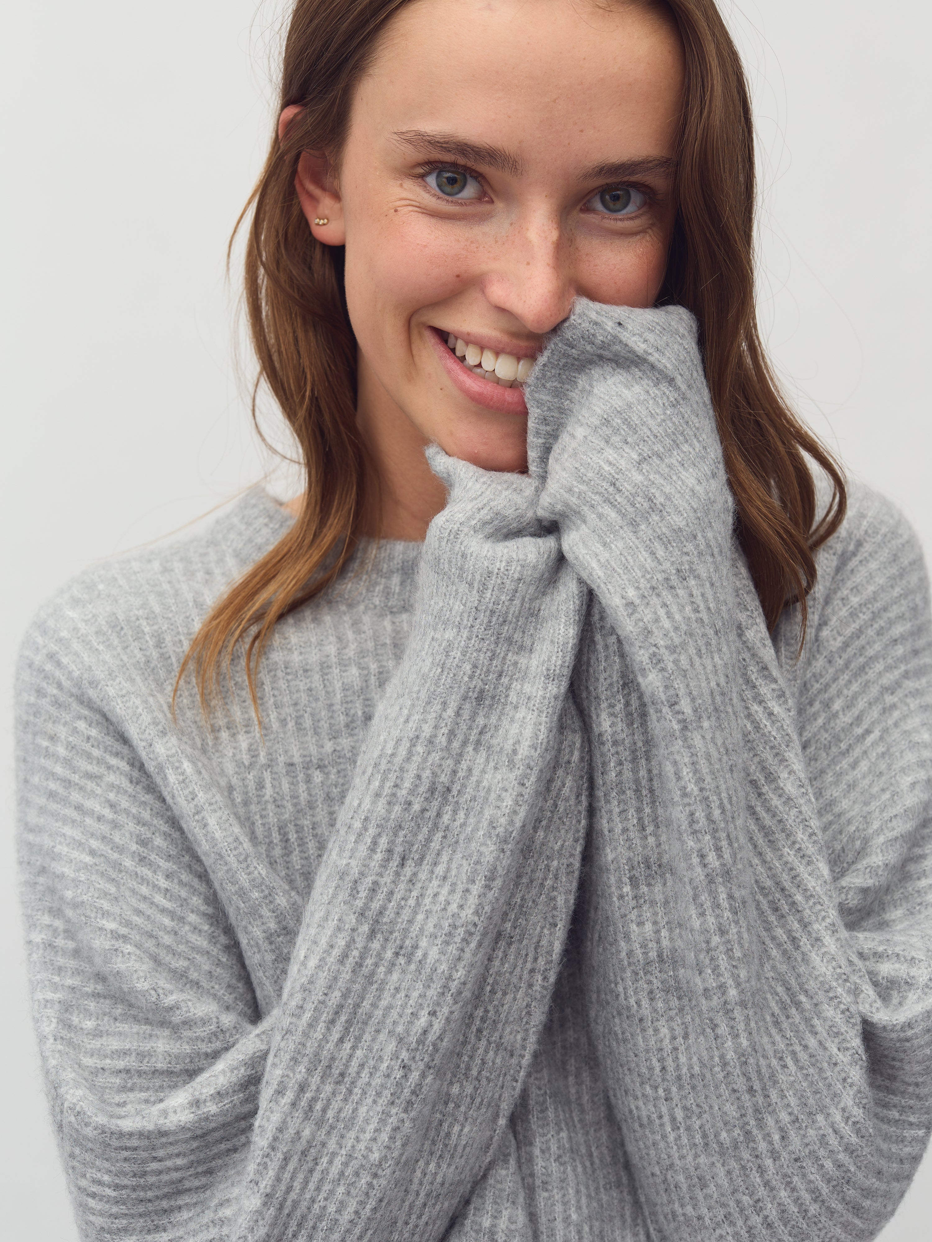 Gillian_Light Grey melange_Model_2