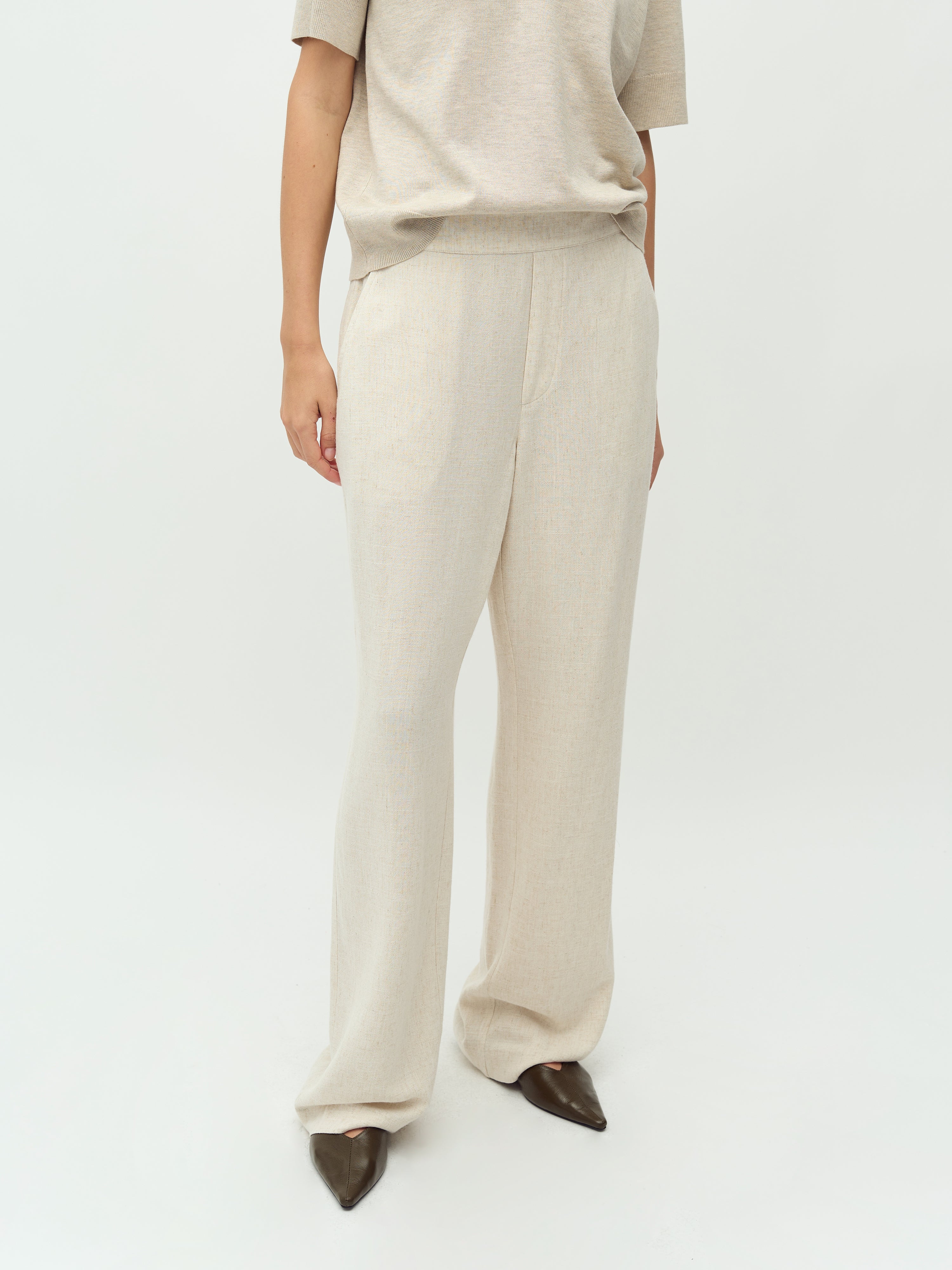 Emmett-M_Natural Beige_Model_1