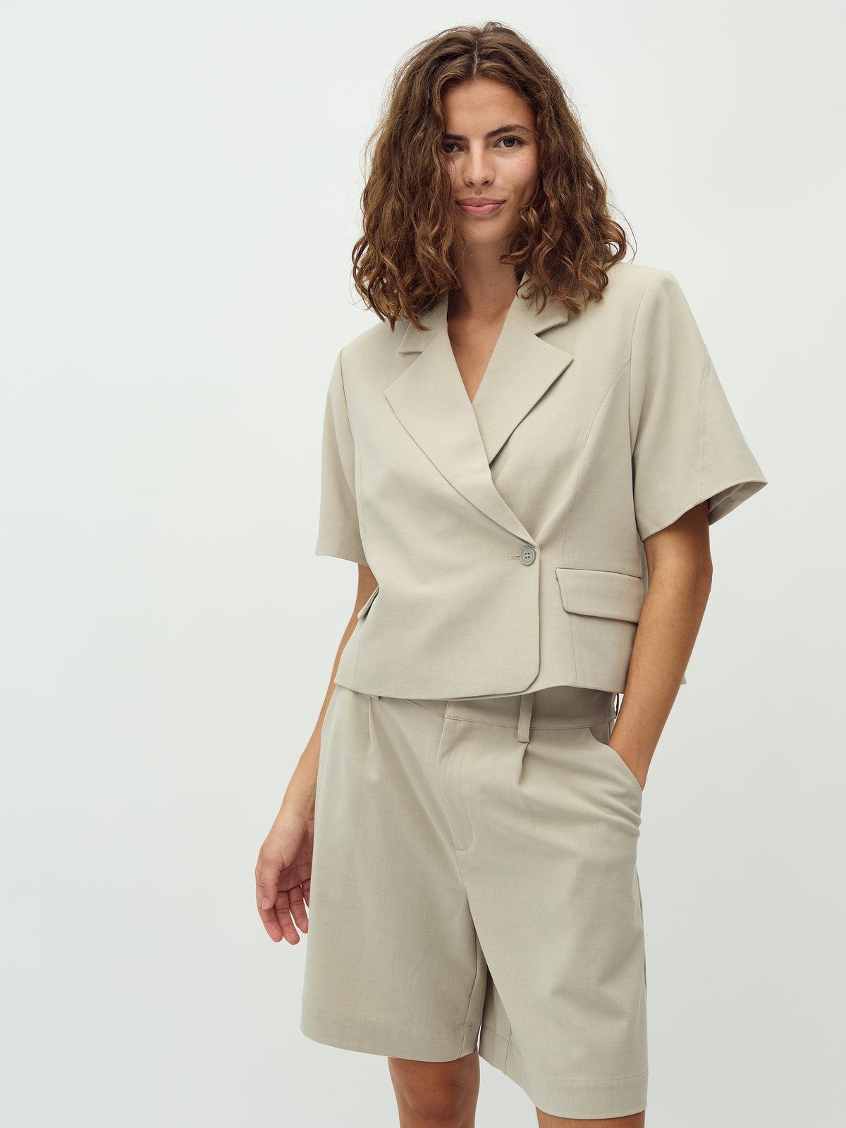 Robina-M_Light Twig_Model_0