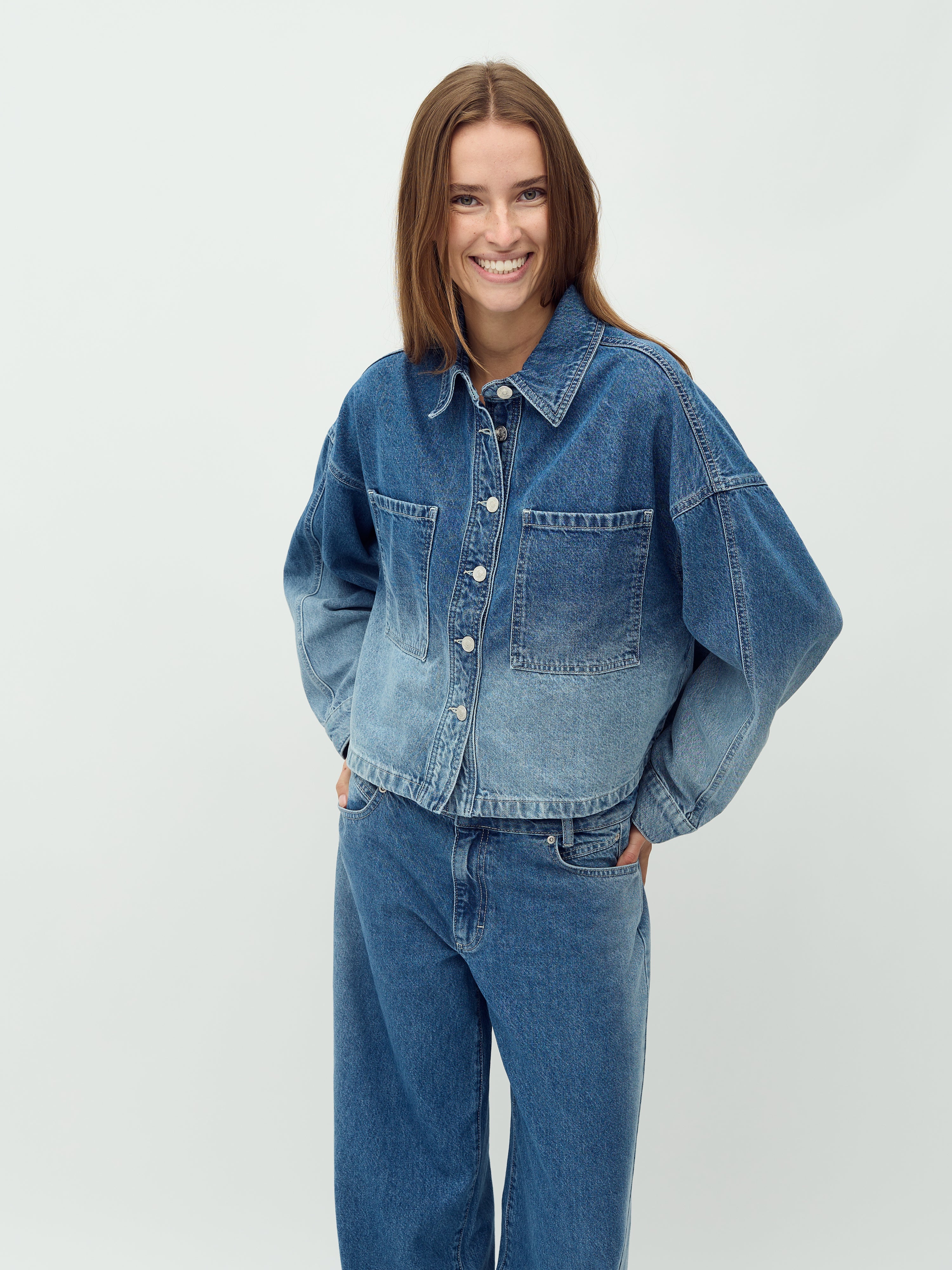 Winnia-M_Fading Denim Wash_Model_3