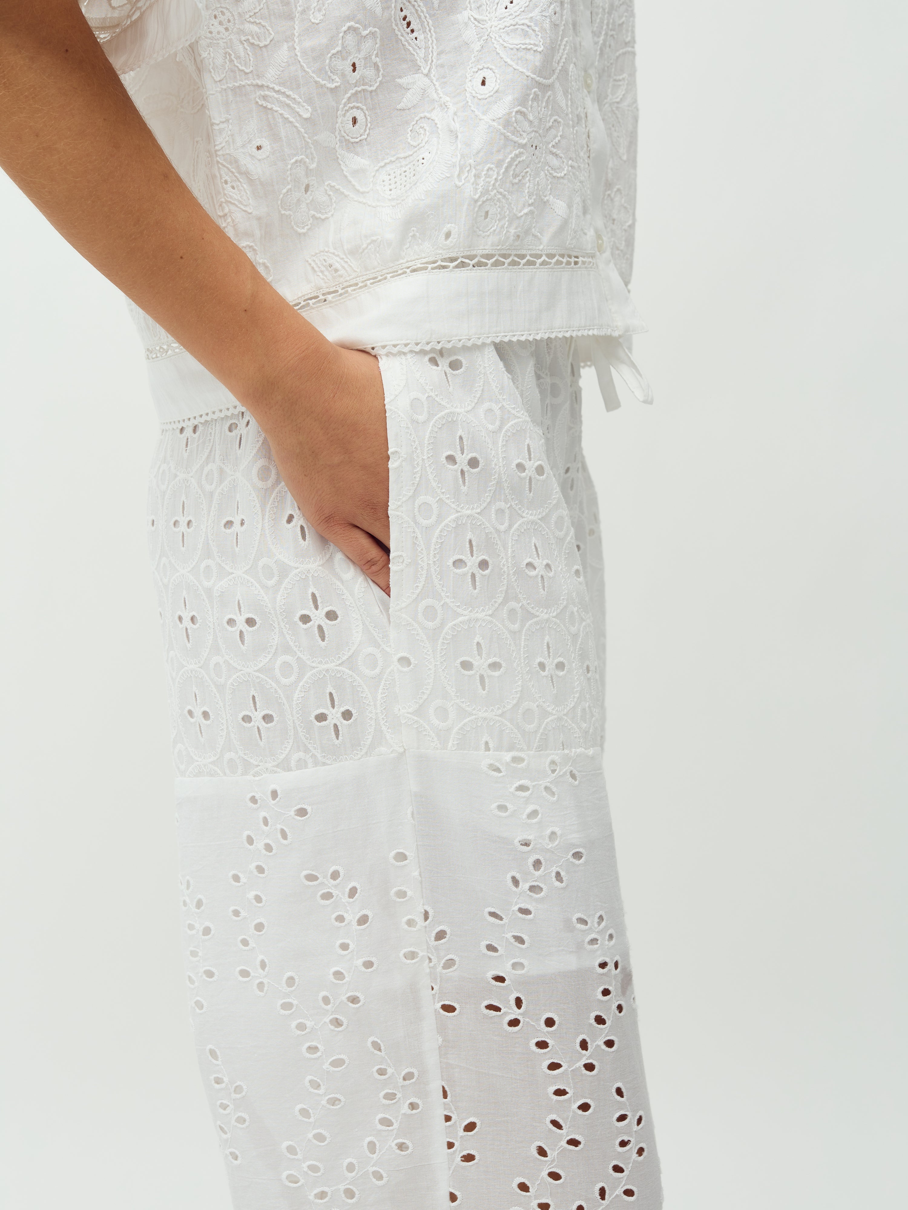 Viljane-M_White_Model_2