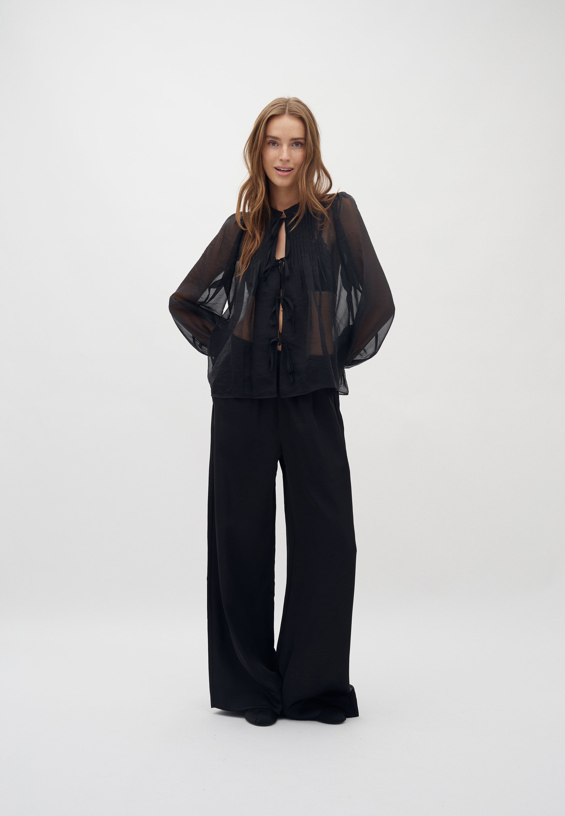 Gemina-M_Black_Model_3