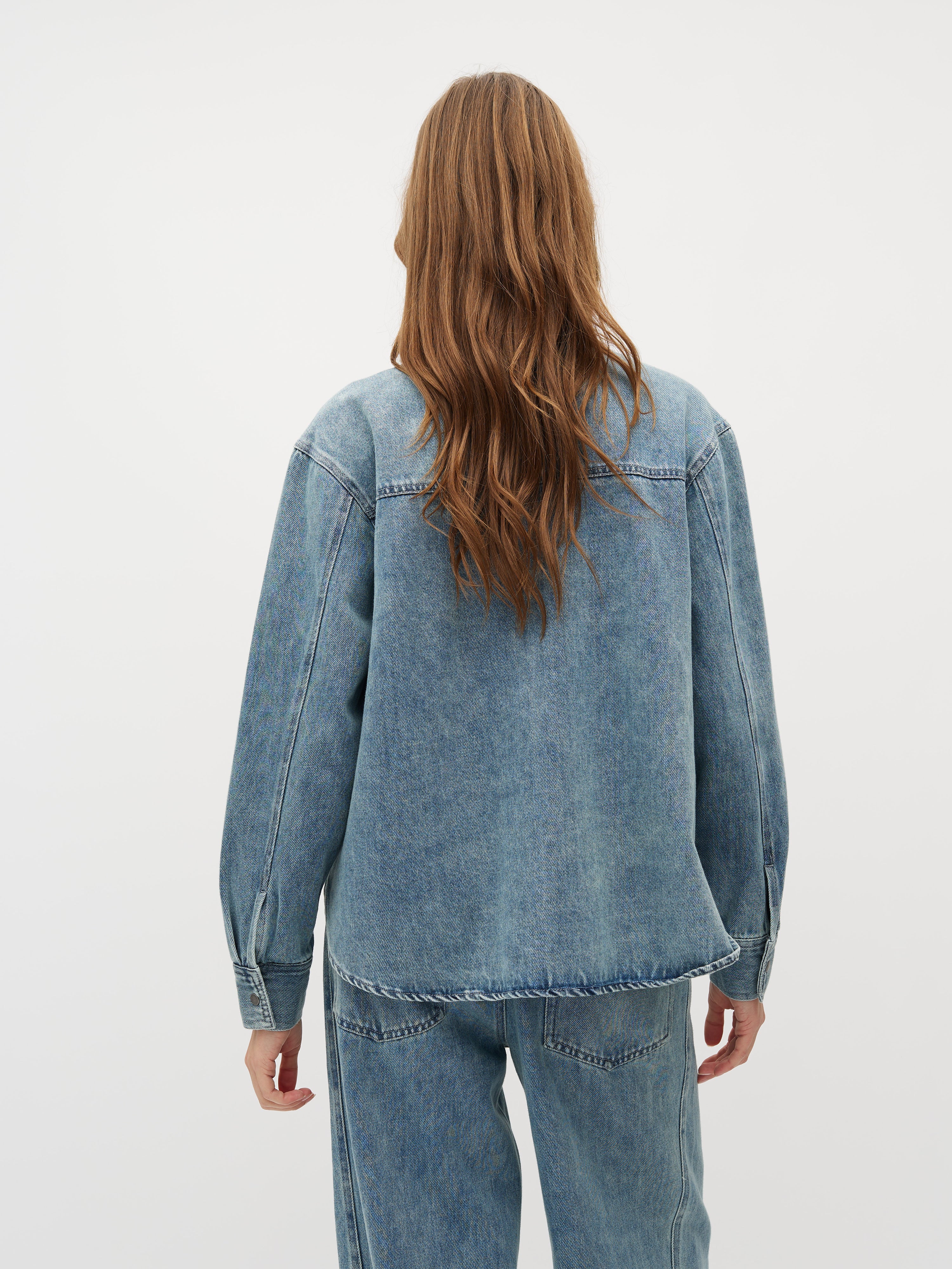 Kikki-M_Blue Soft Wash_Model_2