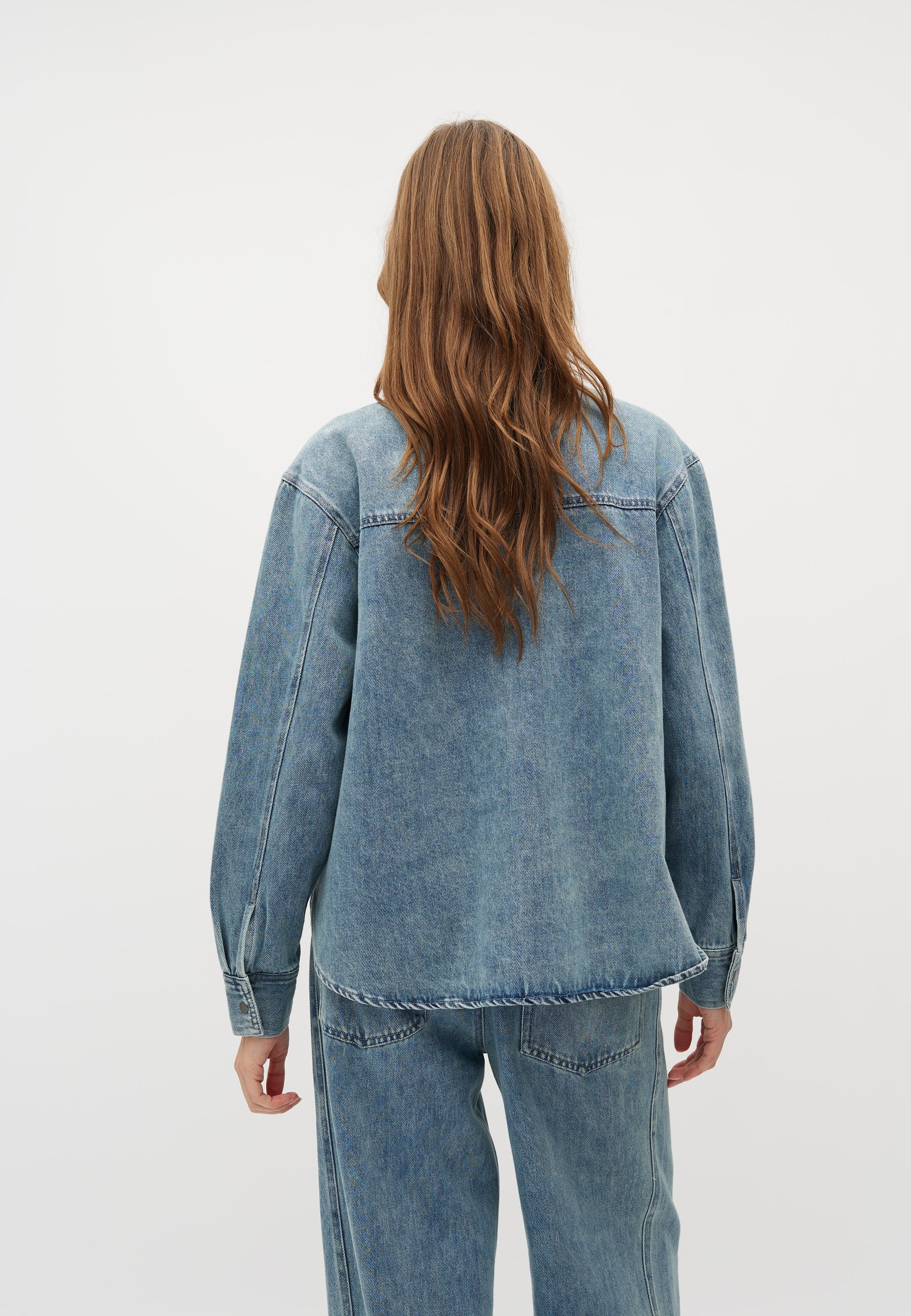 Kikki-M_Blue Soft Wash_Model_2