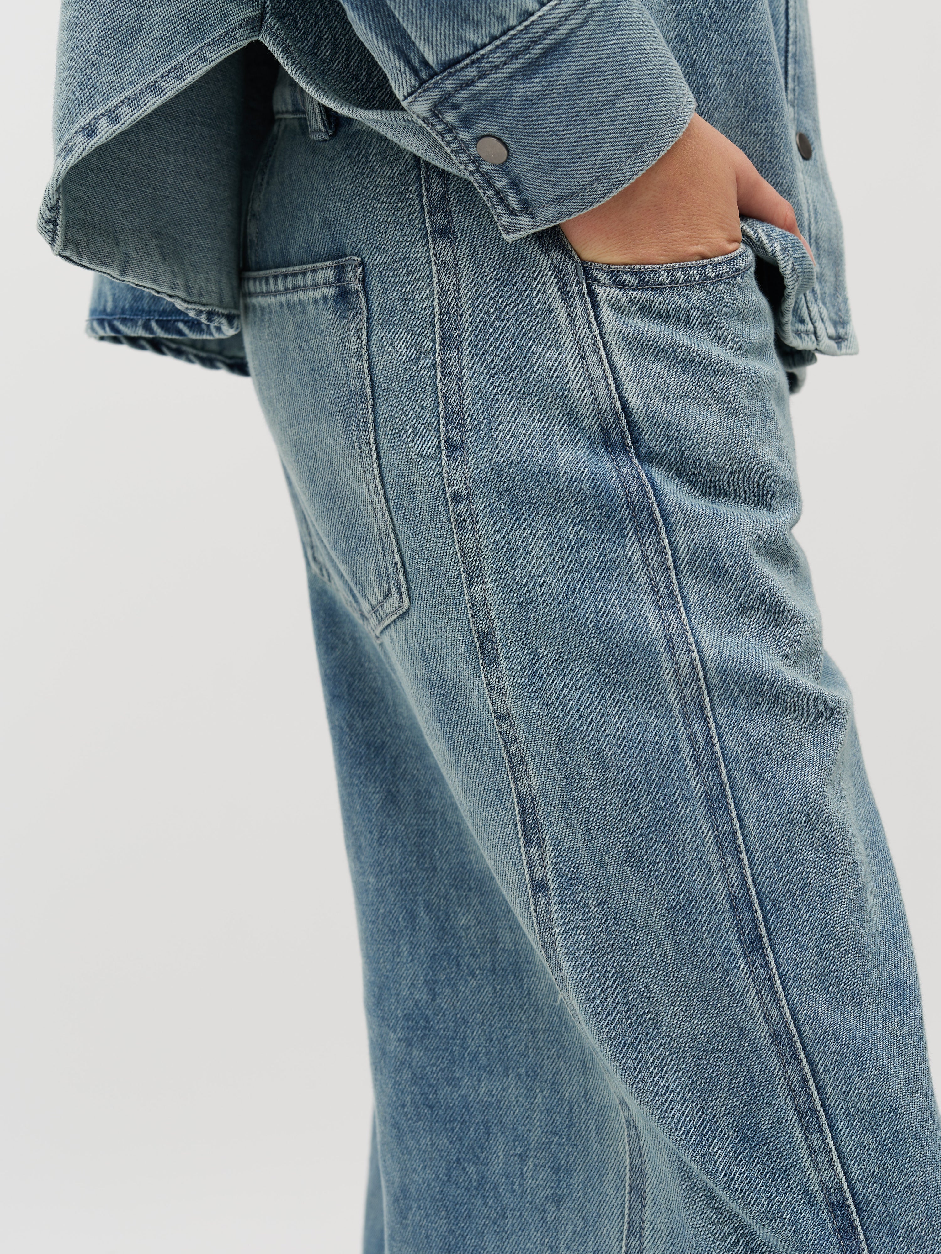 Katyn-M_Blue Soft Wash_Model_3