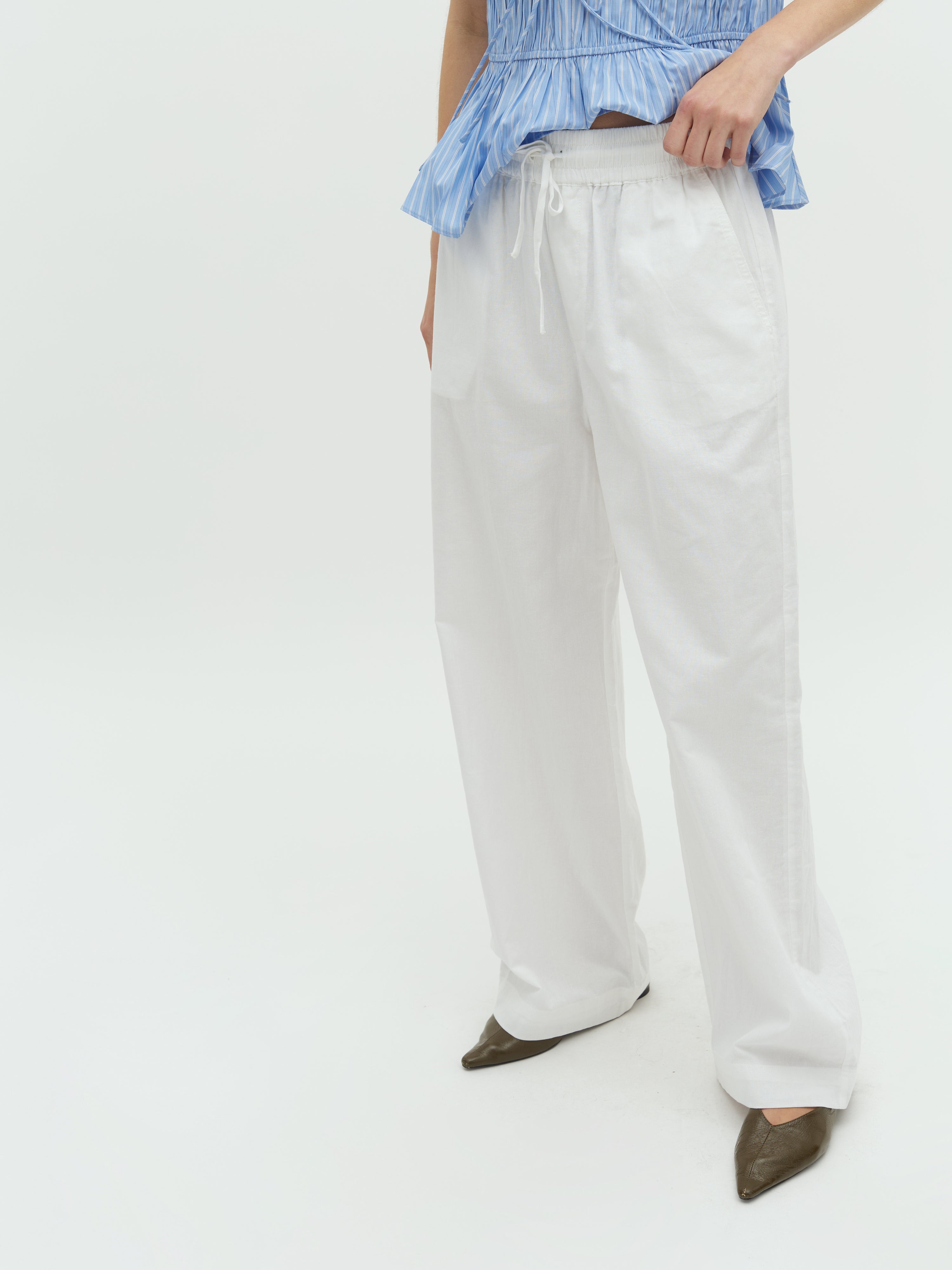 Grasielle-M_White_Model_1