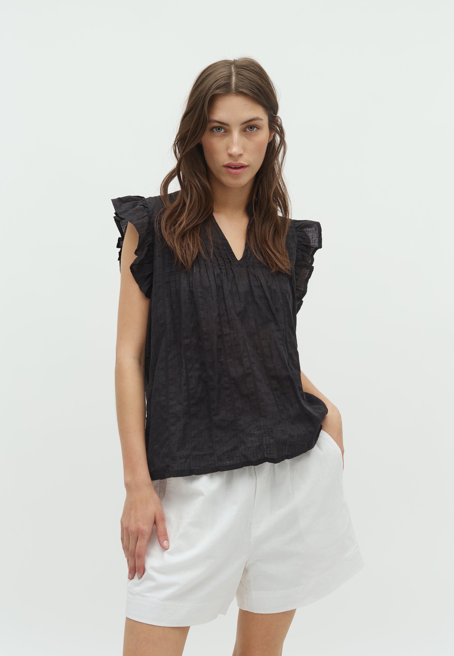 Gemala-M_Black_Model_0