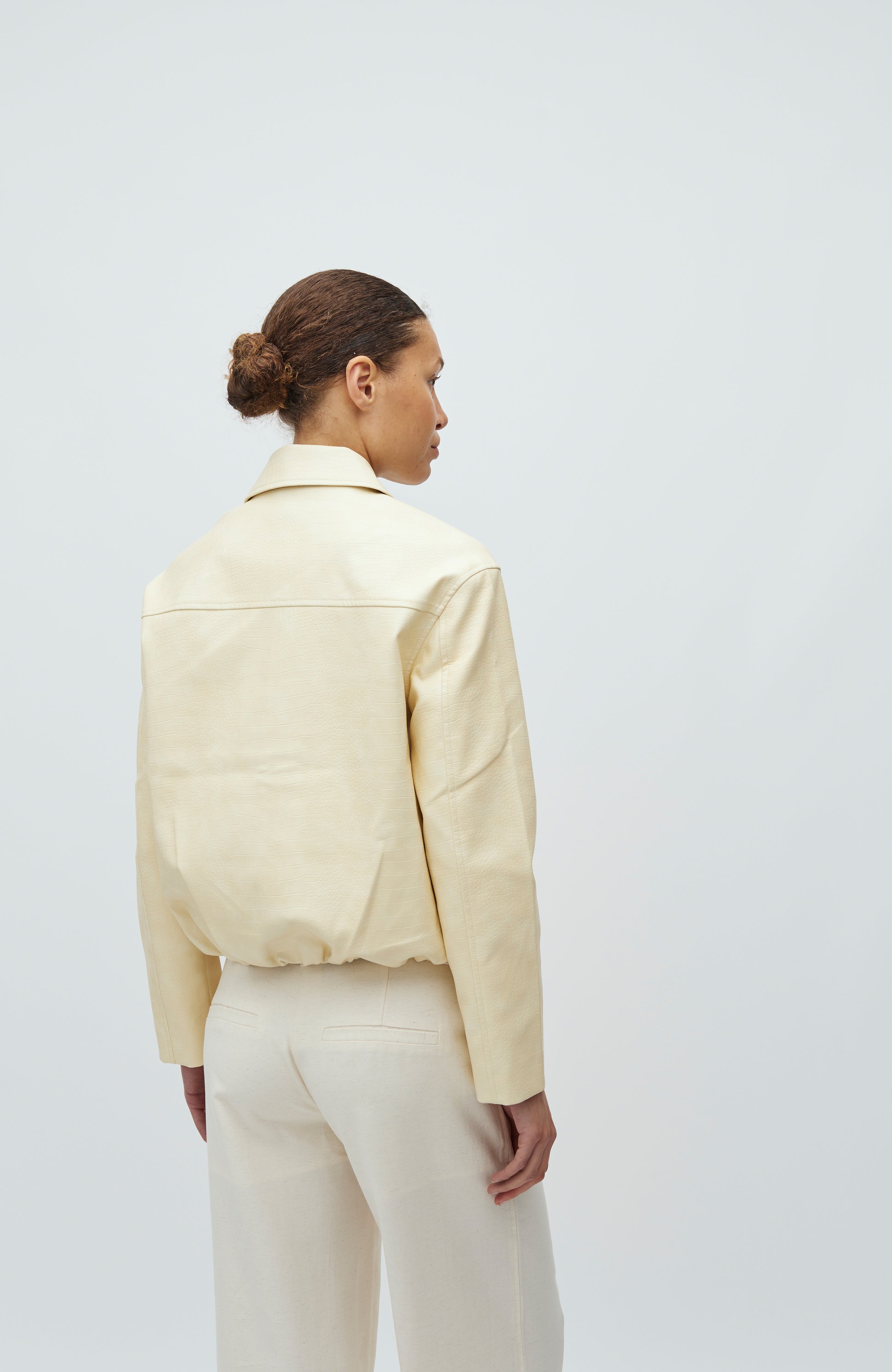 Vevine-M_Summer Yellow_Model_2