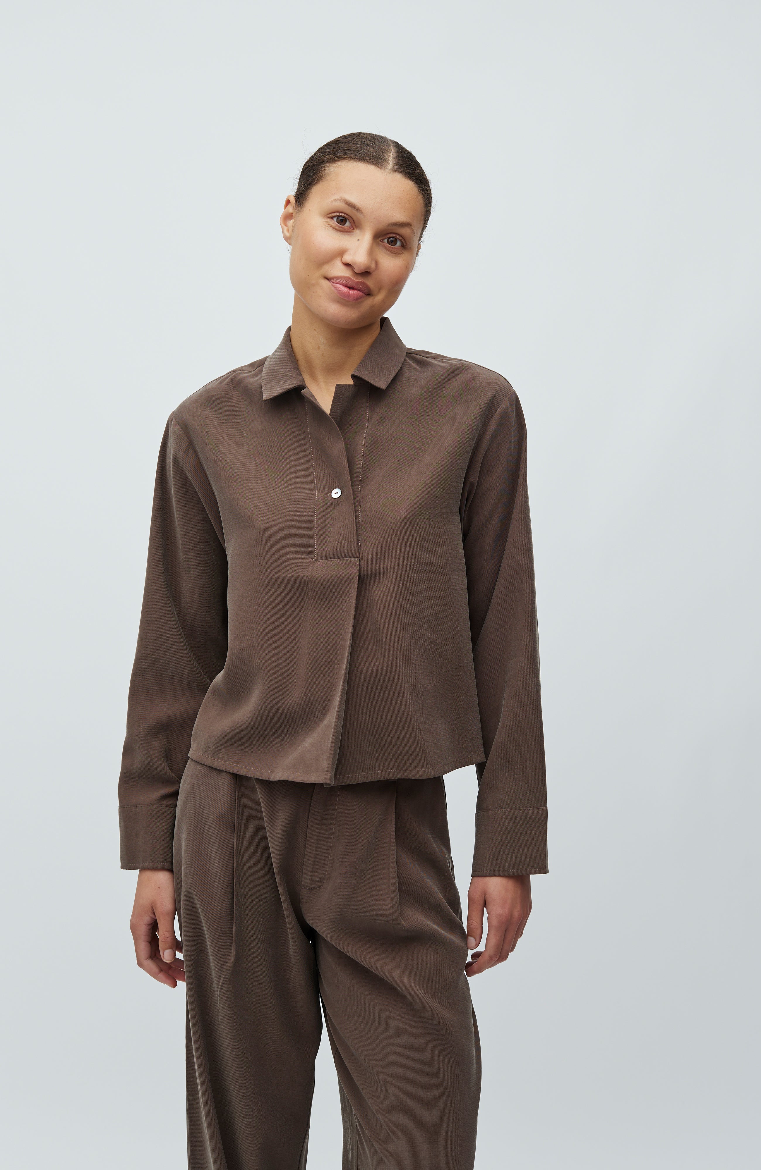 Elio-M_Chocolate Brown_Model_1