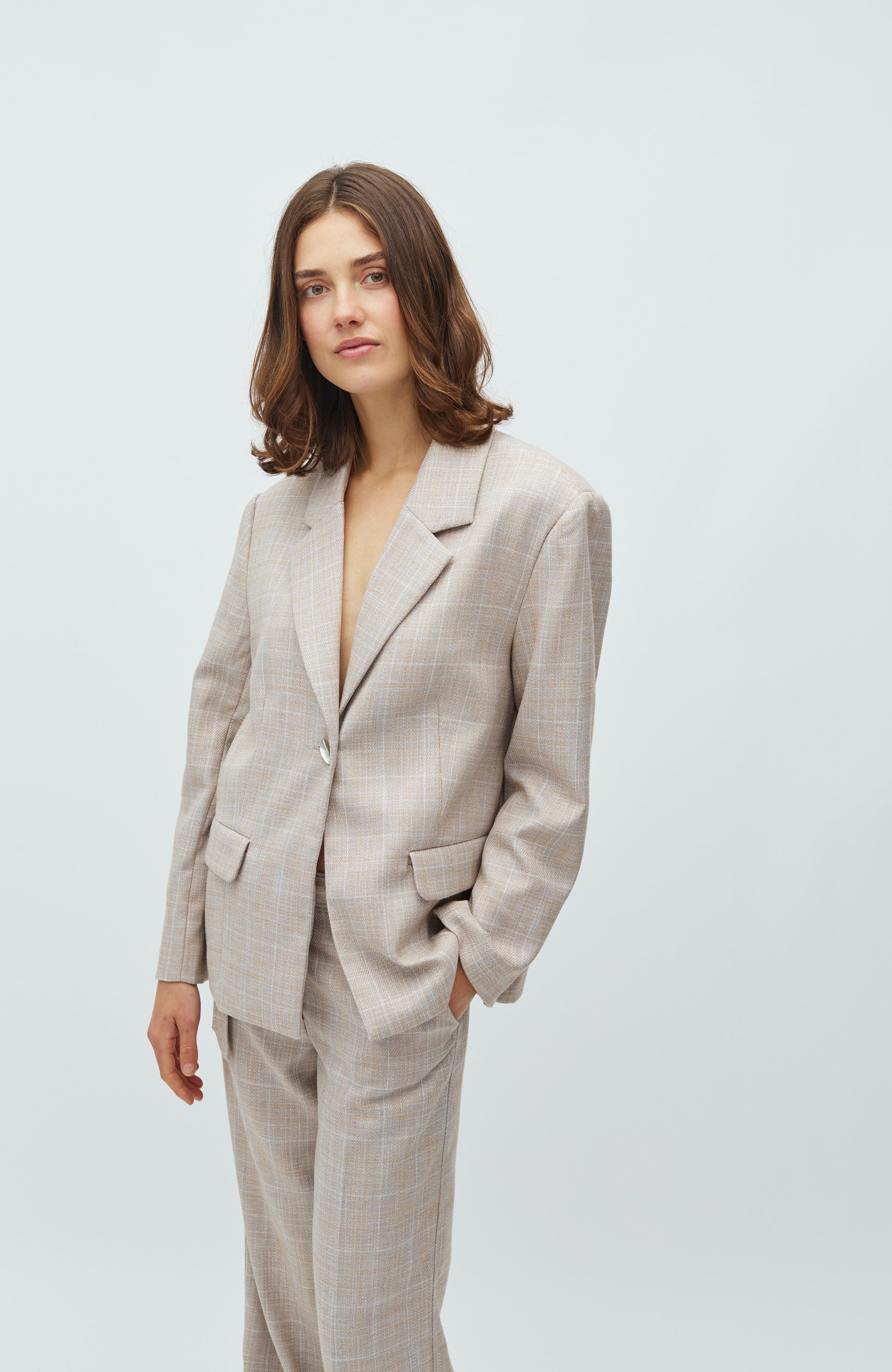 Howla-M_Beige Check_Model_2