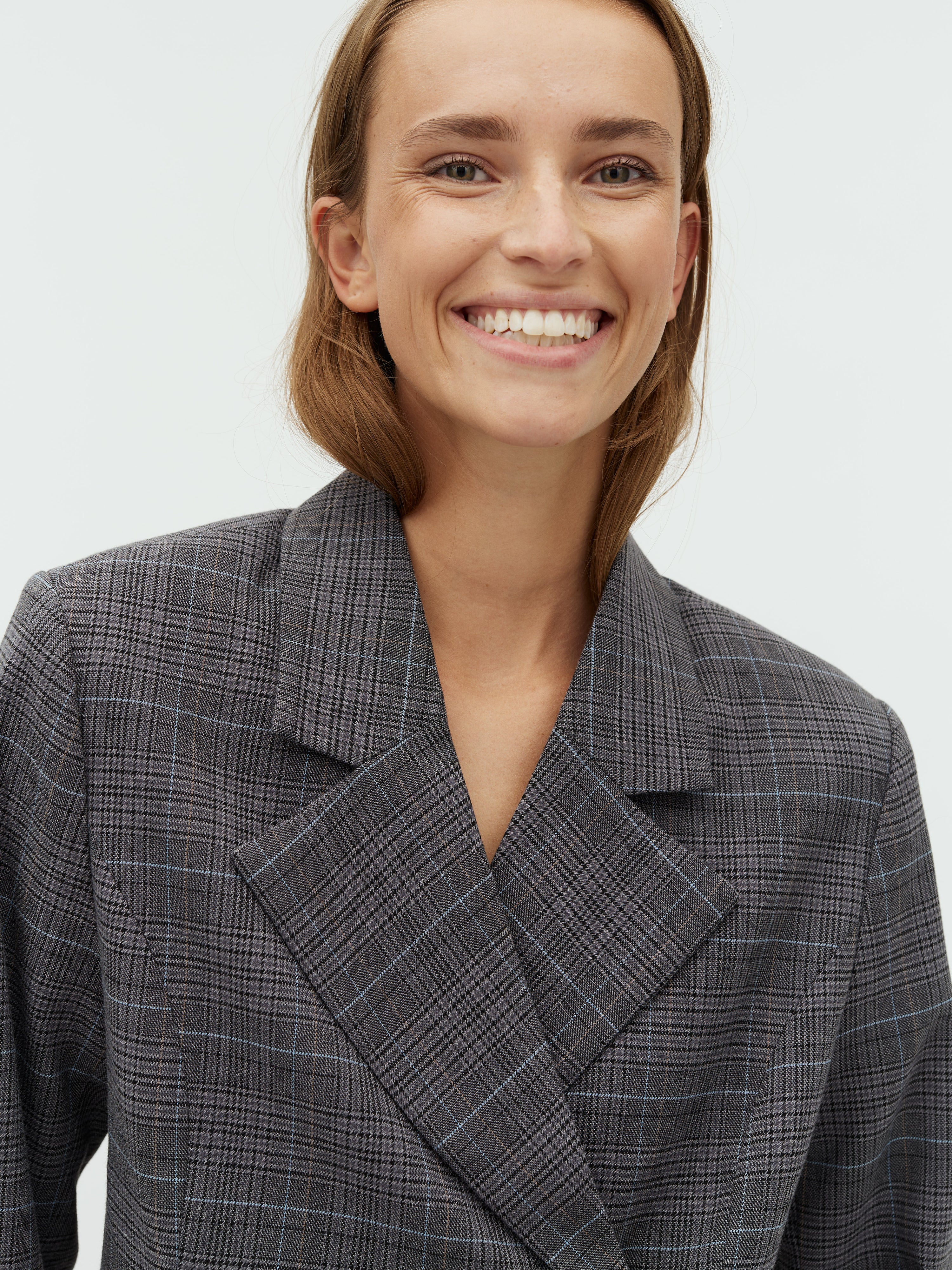 Iva-M_Grey Check_Model_1