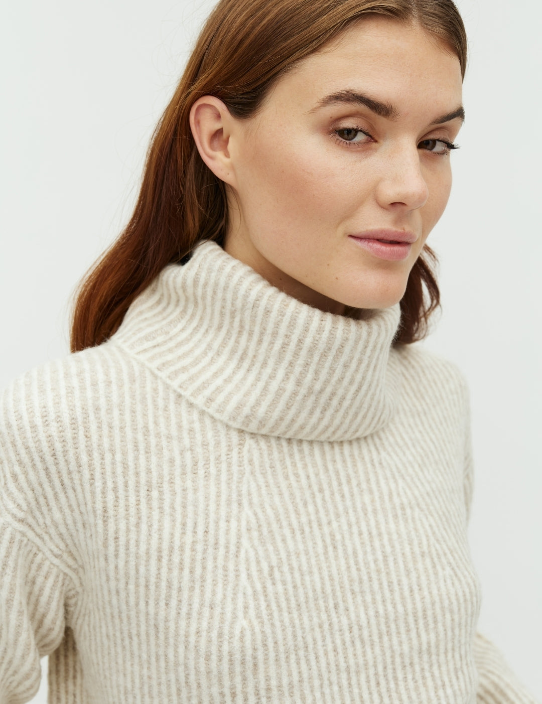 Kemina-M_Light Grey Stripe_Model_1