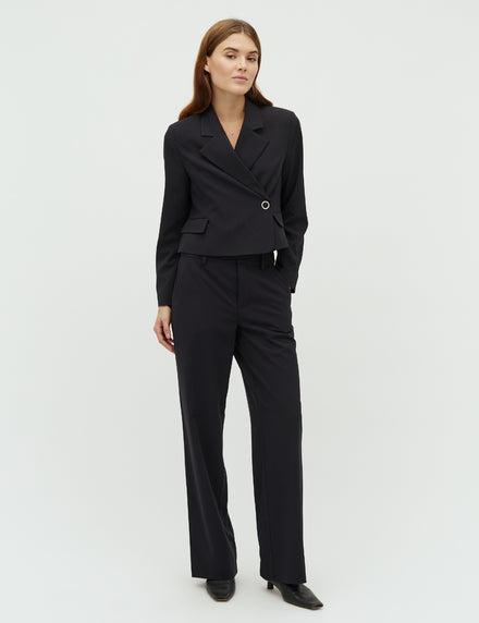 Rihnwen-M_Black_Model_0