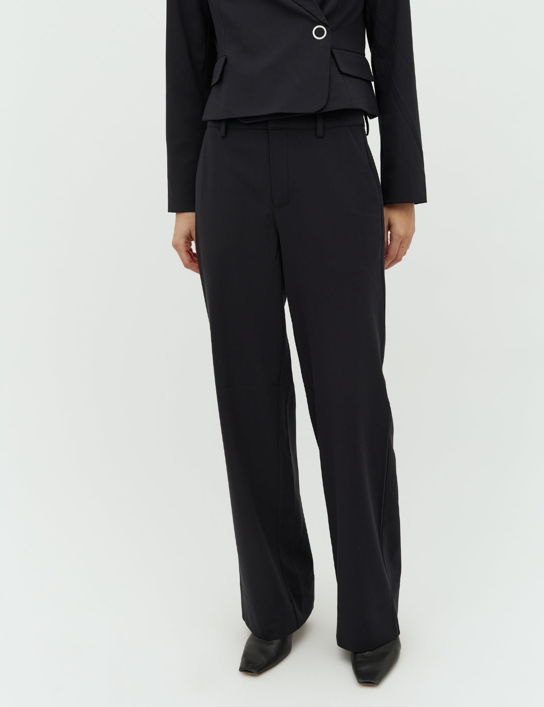 Rihnwen-M_Black_Model_1