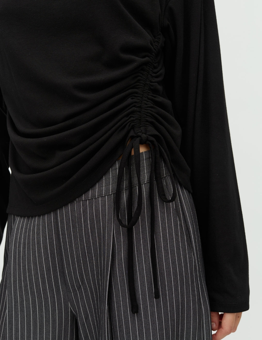 Serrea-M_Black_Model_1