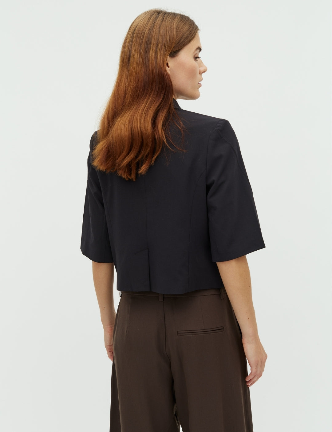 Roselith-M_Black_Model_2