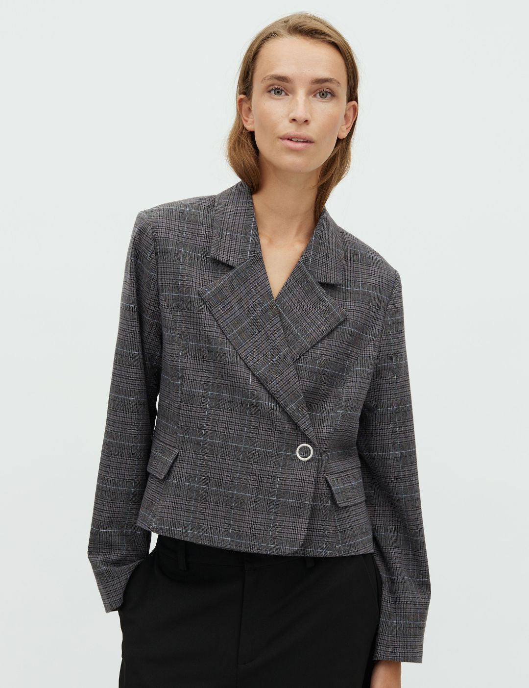 Iva-M_Grey Check_Model_0