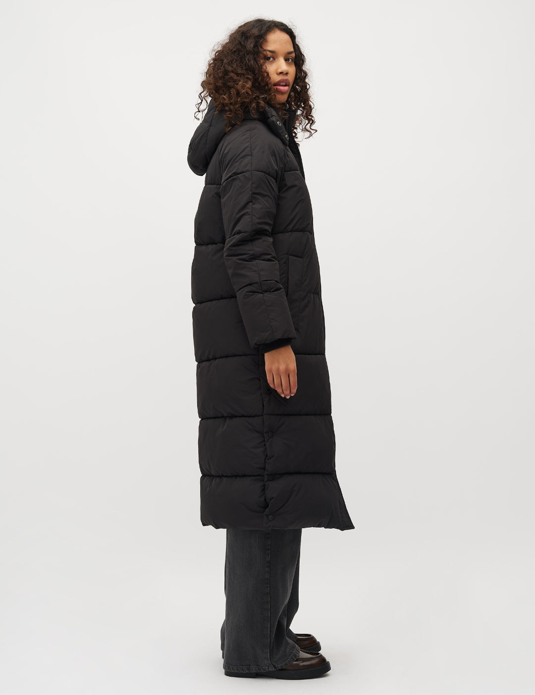 Ela Slit_Black_Model_1