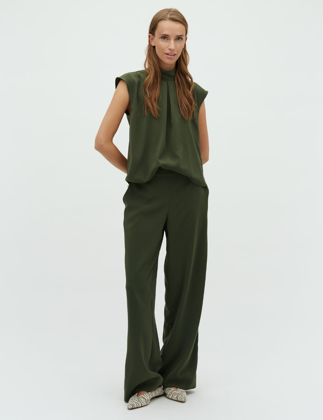 Maaja-M_Pine Green_Model_0