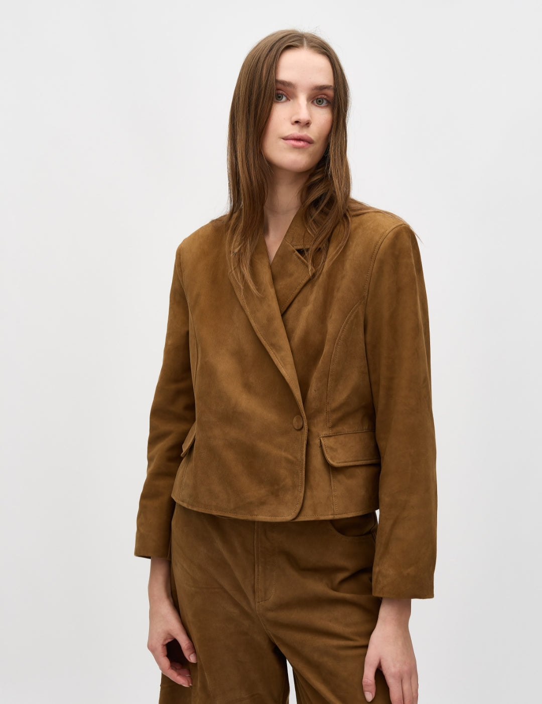 Iva-M_Cognac Brown_Model_0