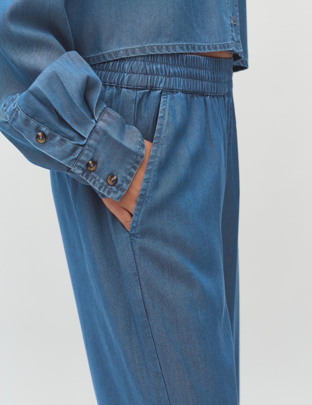 Phillipa-M_Mid Vintage Wash_Model_2