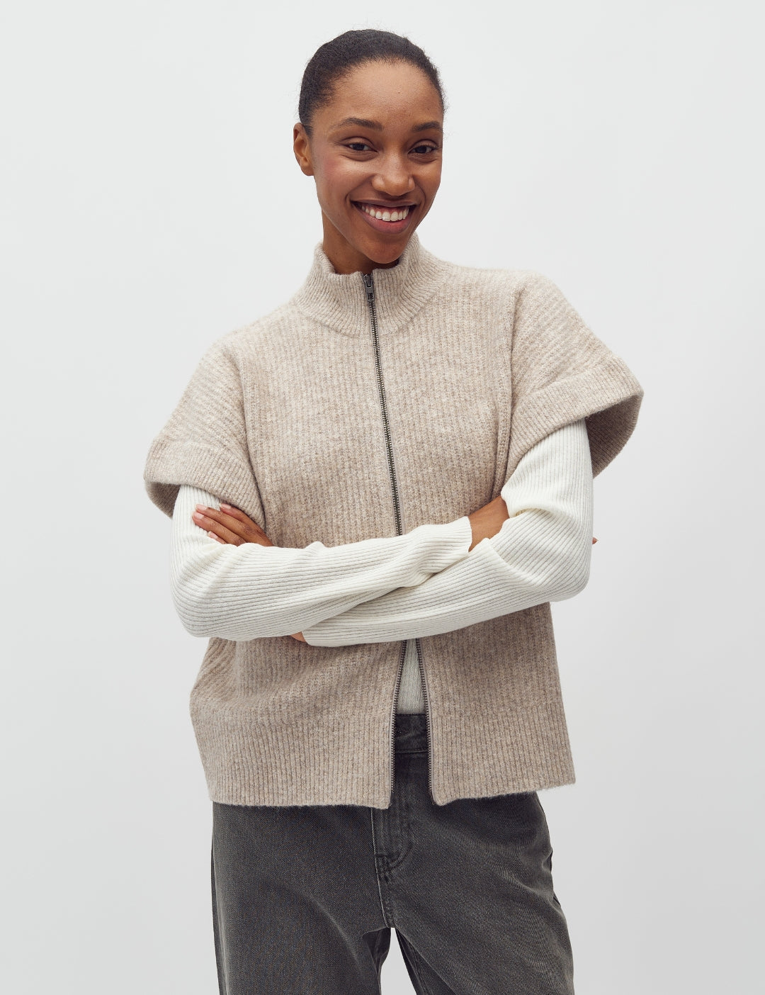 Roselina Short-M_Light Taupe Melange_Model_0