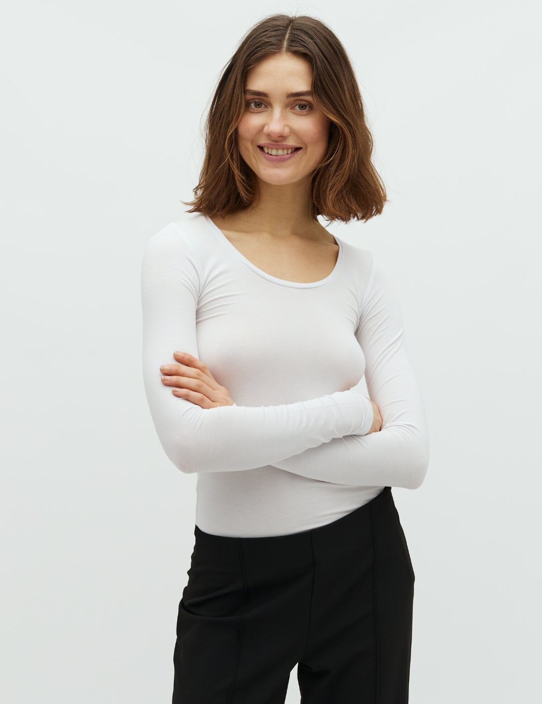 Anna_Optical White_Model_0