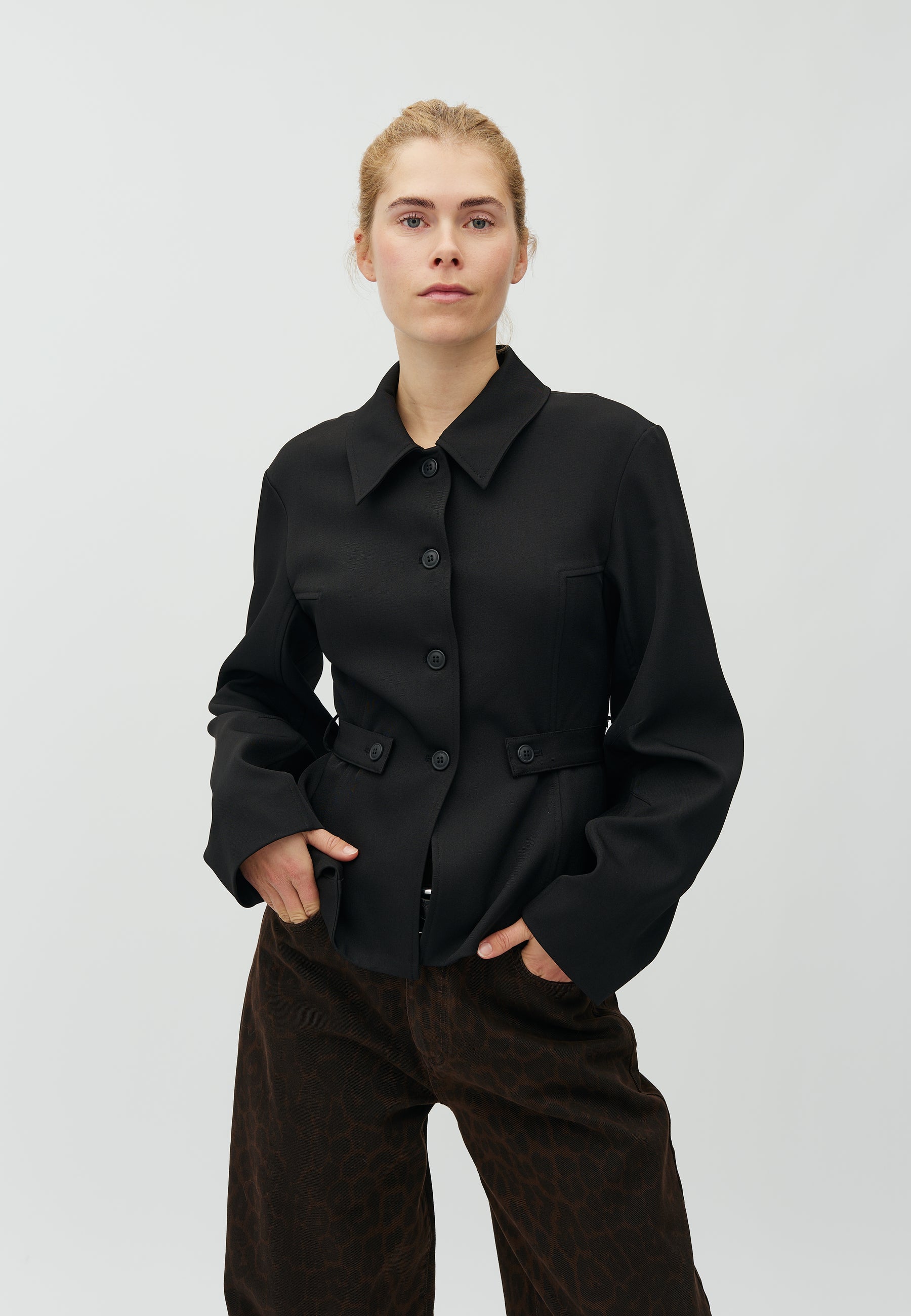 Yraella-M_Black_Model_1