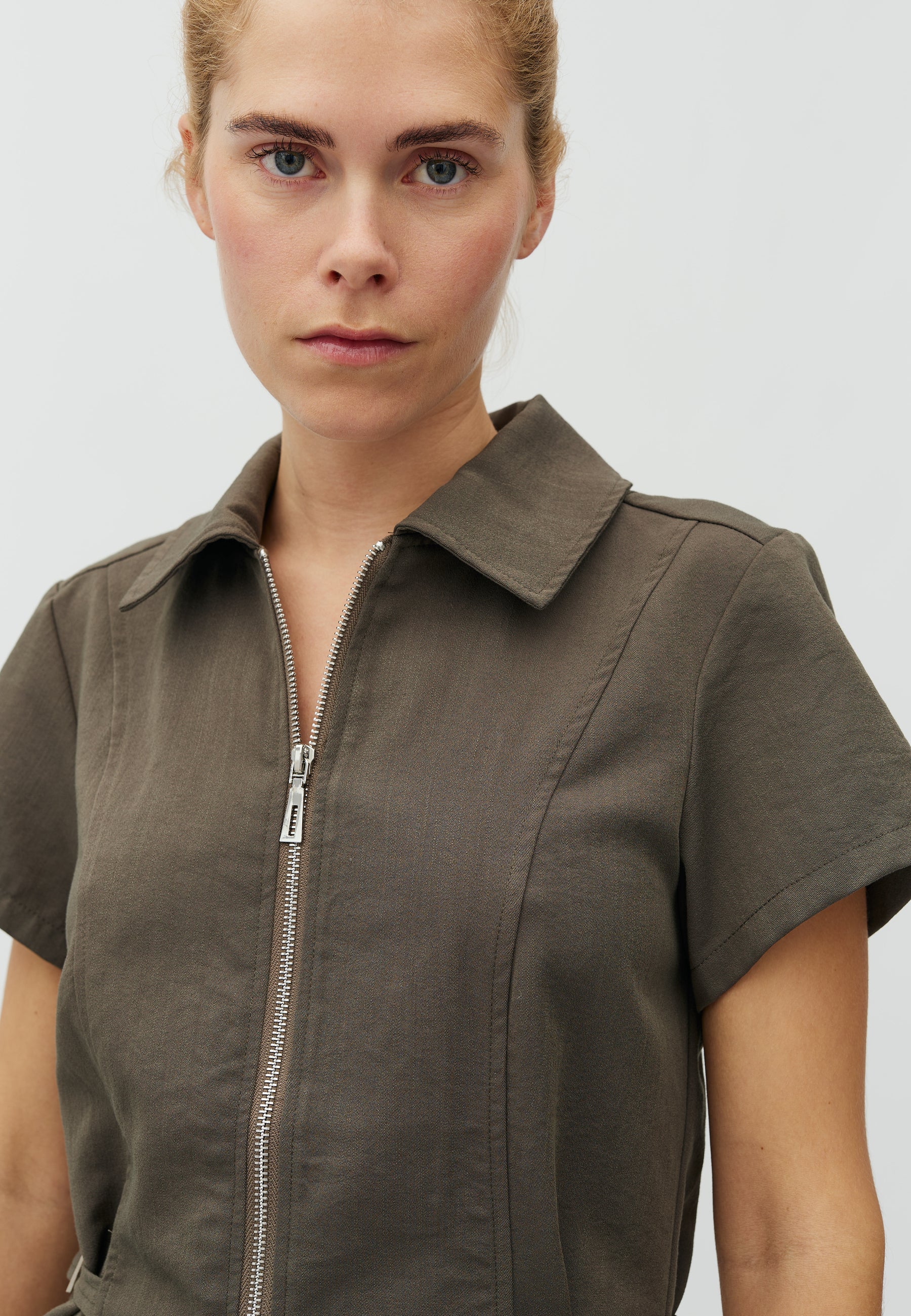 Aulira-M_Grey Green_Model_3
