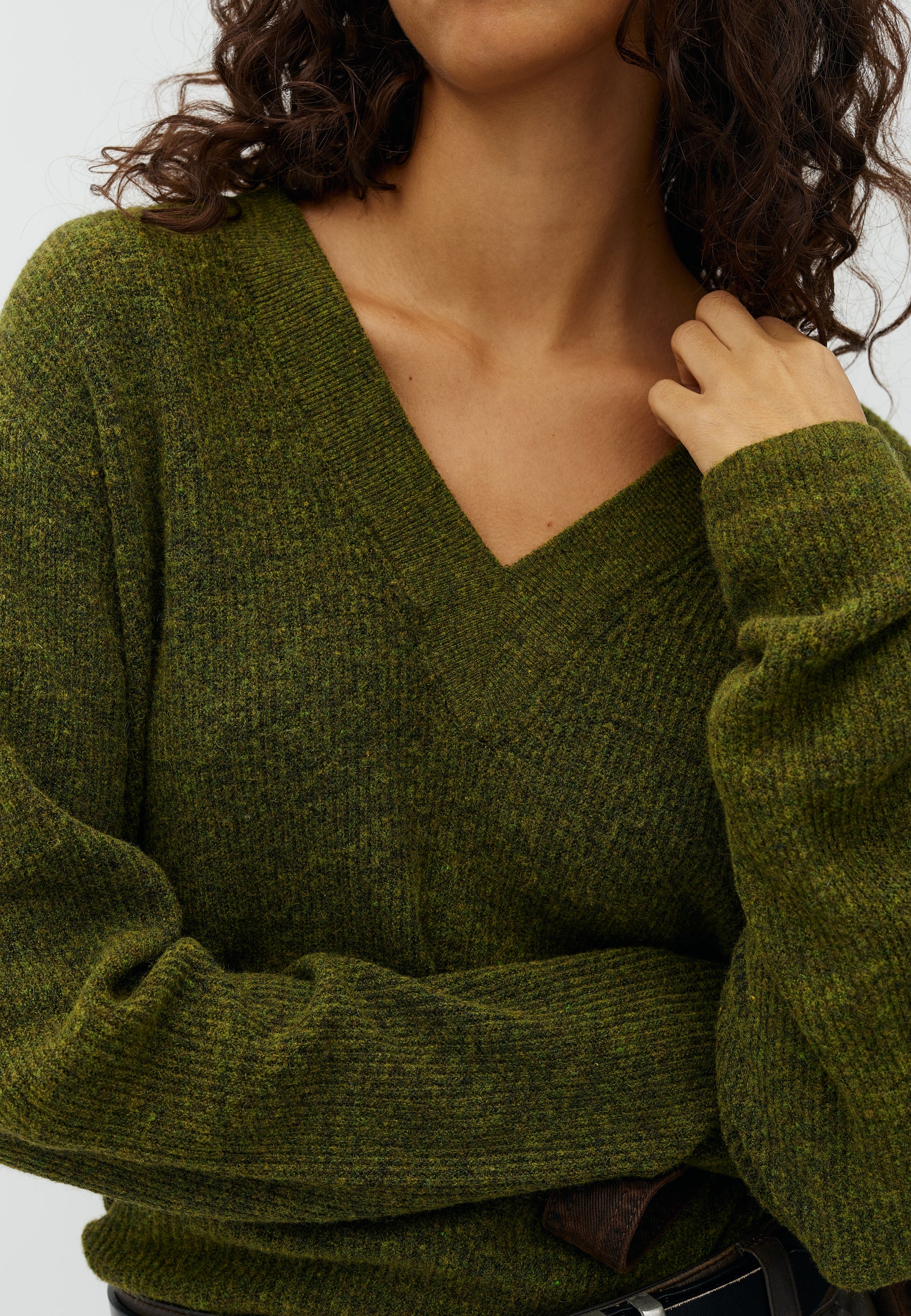 Asato V-M_Warm Olive Melange_Model_4