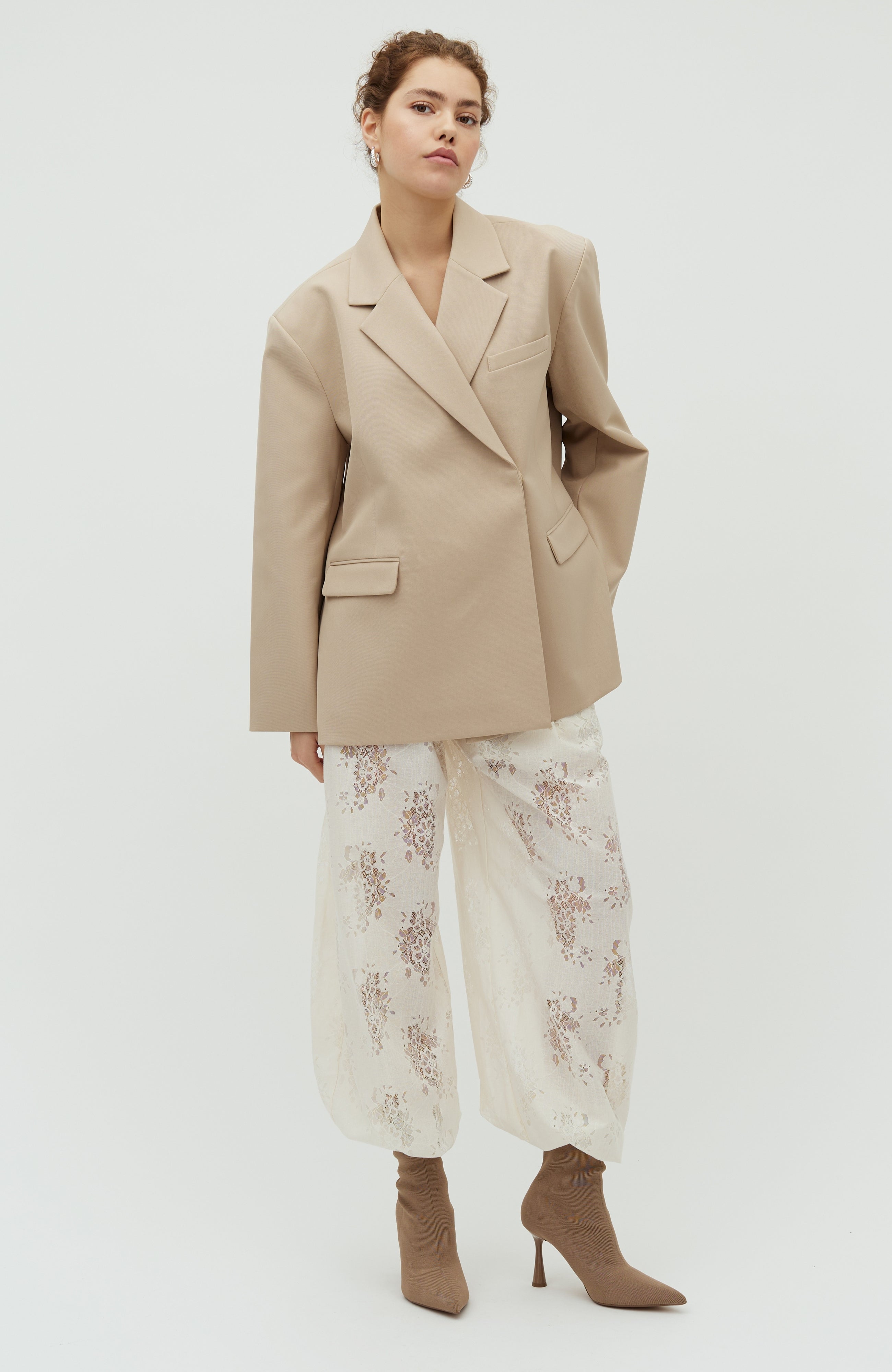 Amariella-M_Light Sand Melange_Model_0