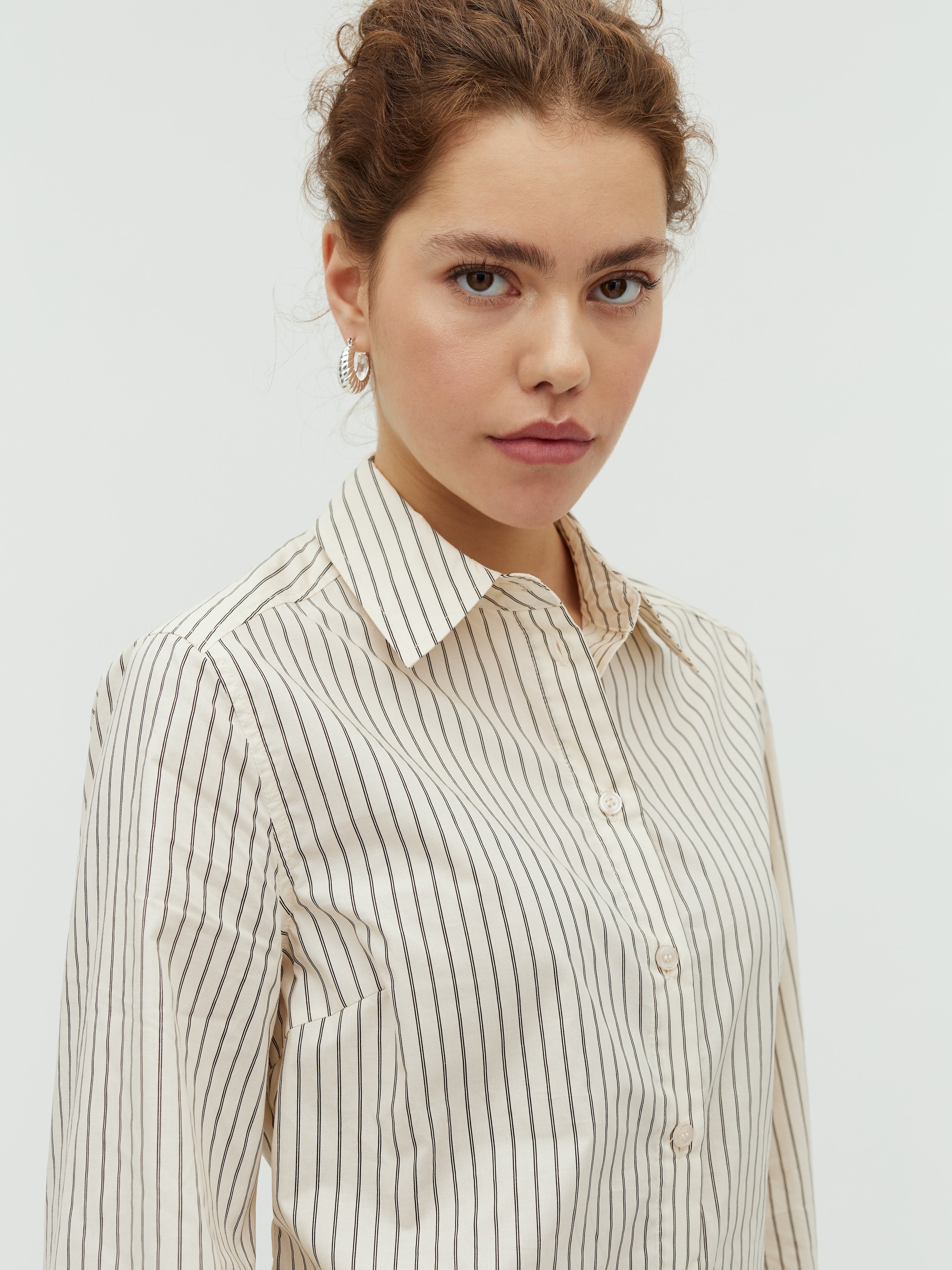 Kaloni-M_Cremé Black Stripe_Model_1