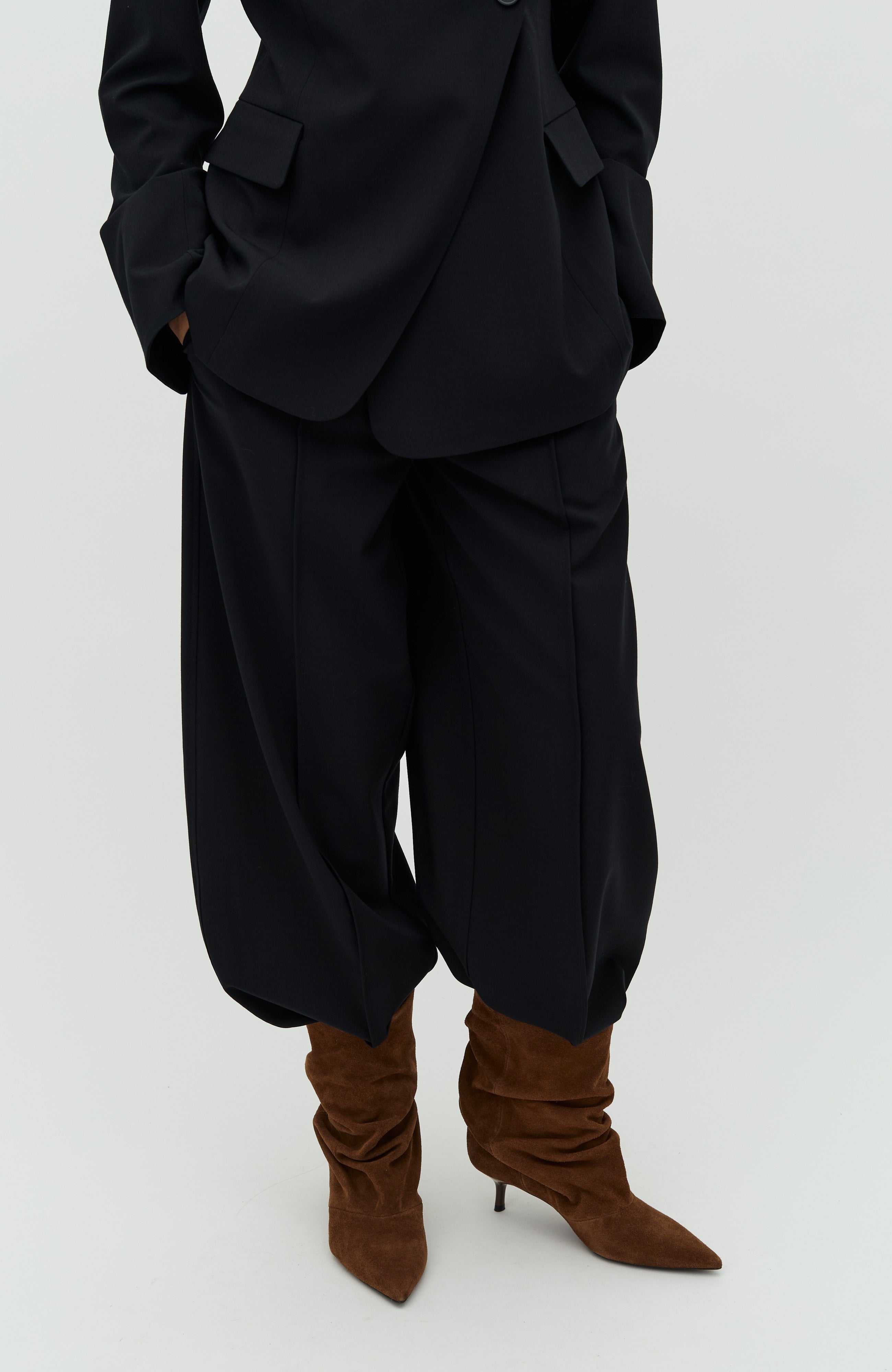 Pija-M_Black_Model_1