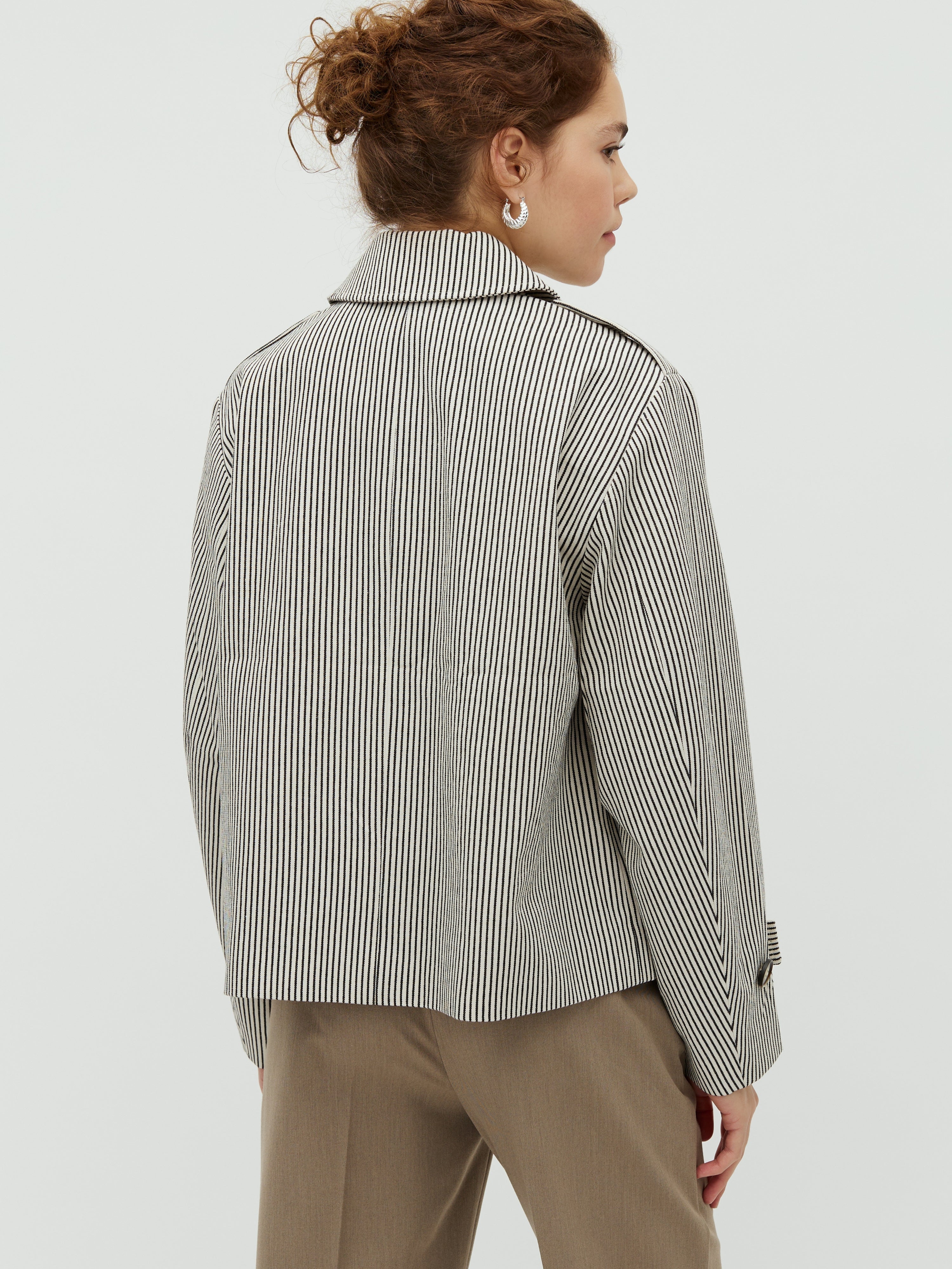 Becker-M_Black Beige Stripe_Model_2