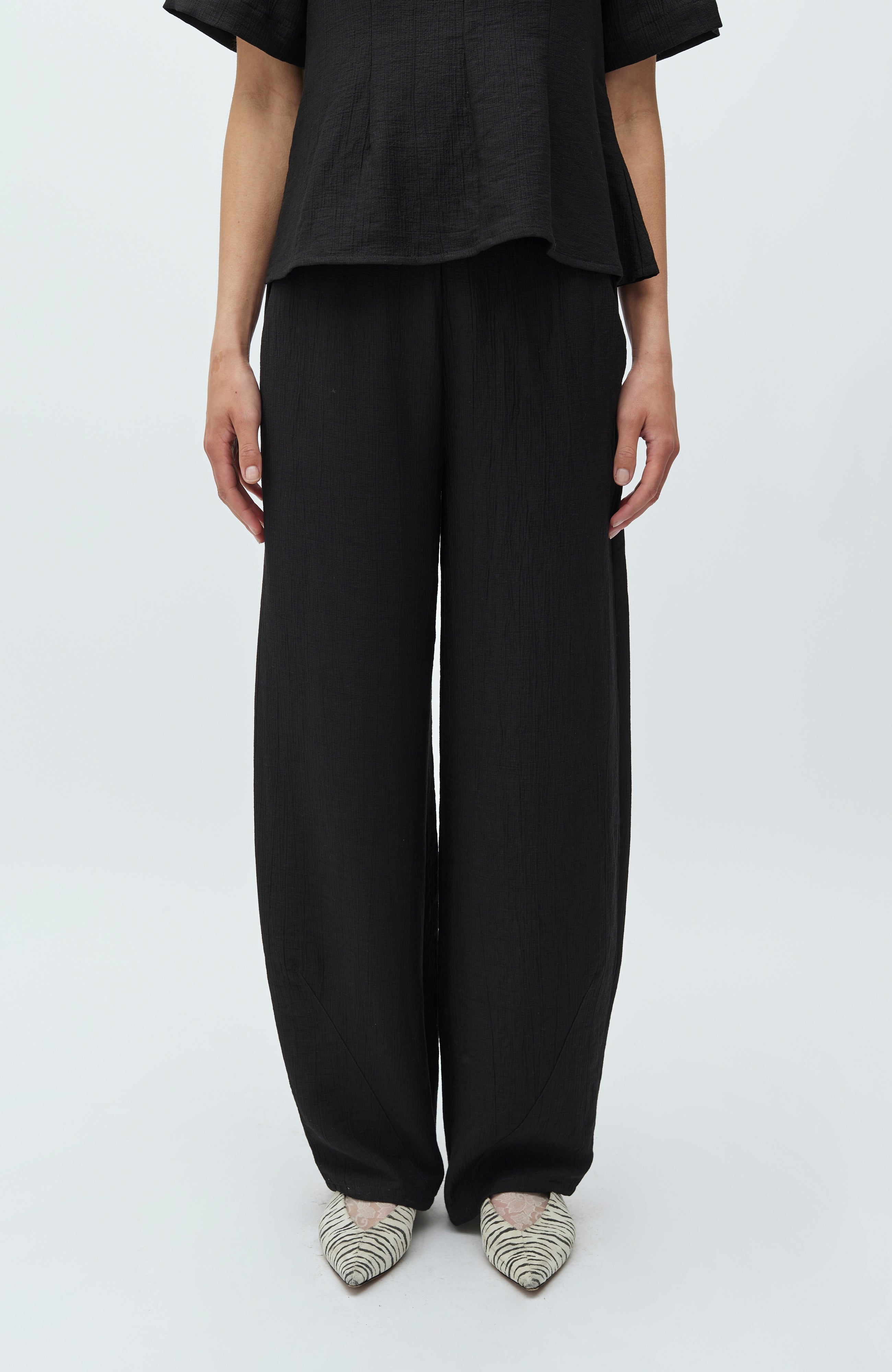 Emryn-M_Black_Model_1