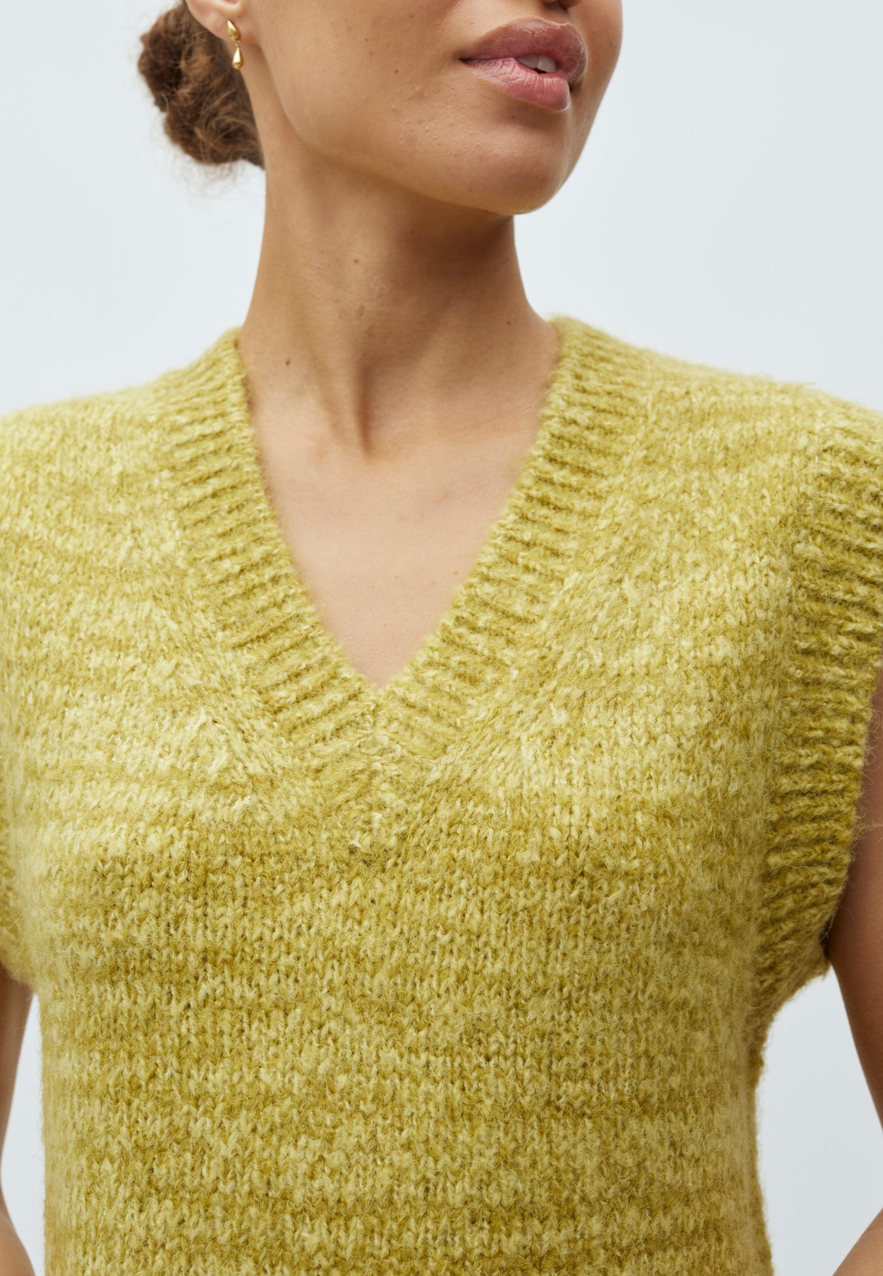 Allia-M_Light Pear Melange_Model_1