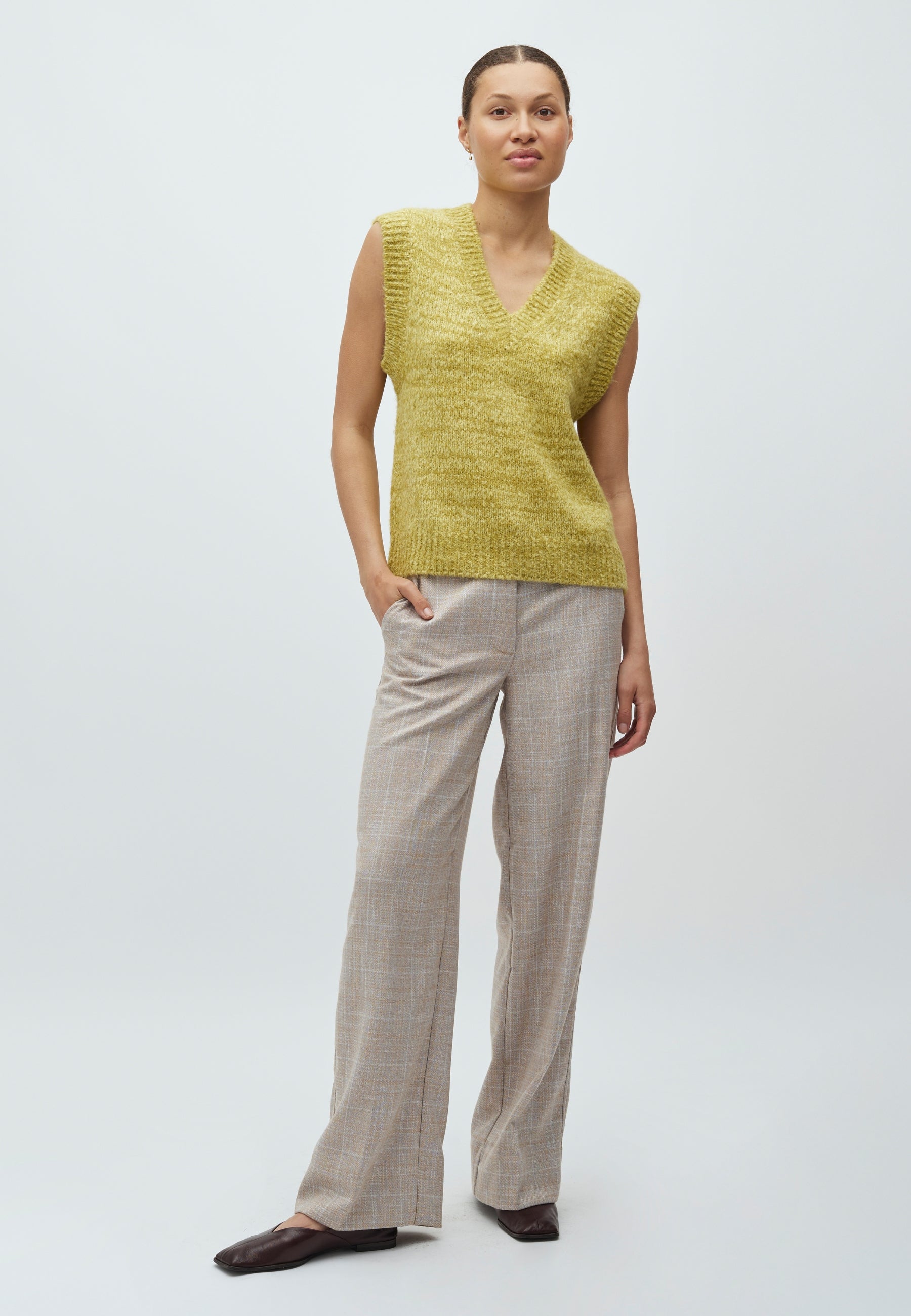 Allia-M_Light Pear Melange_Model_3