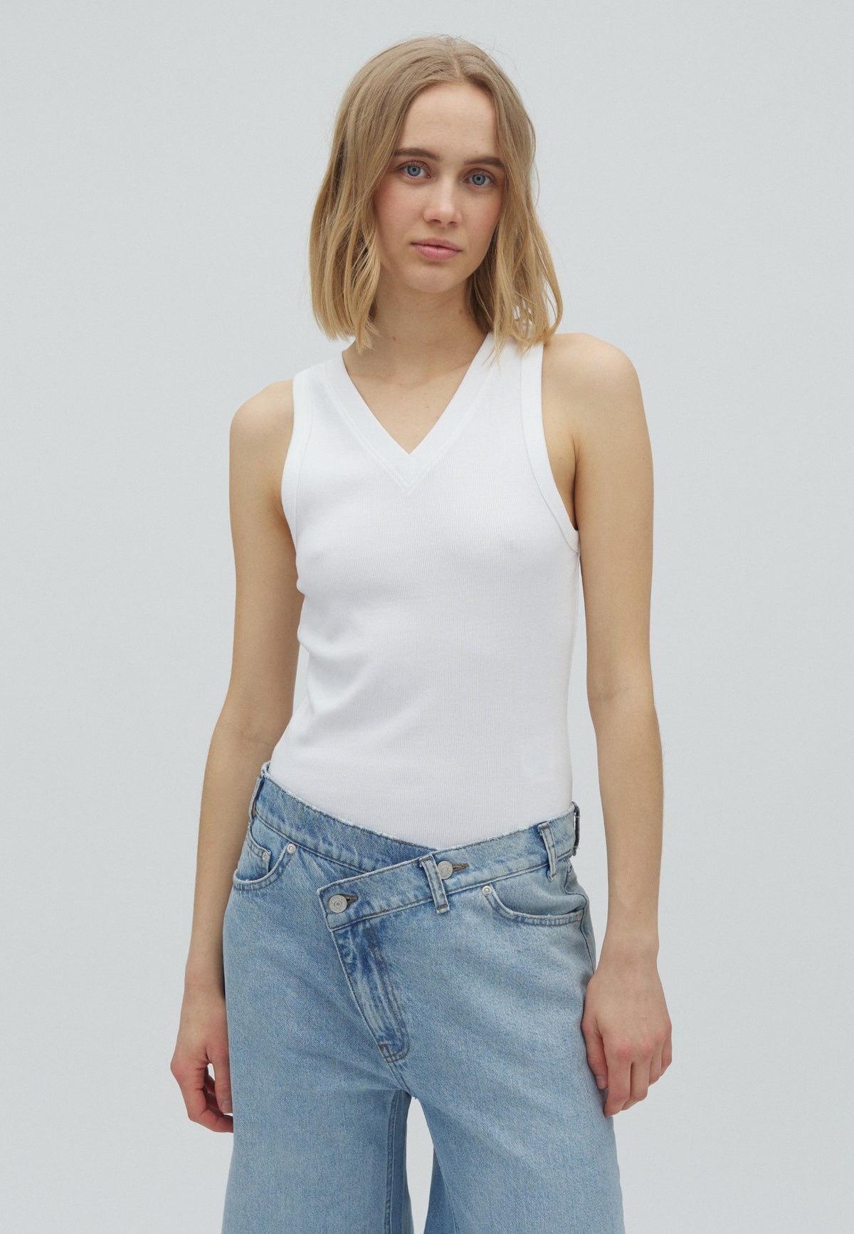 Jaxson V-M_White_Model_0