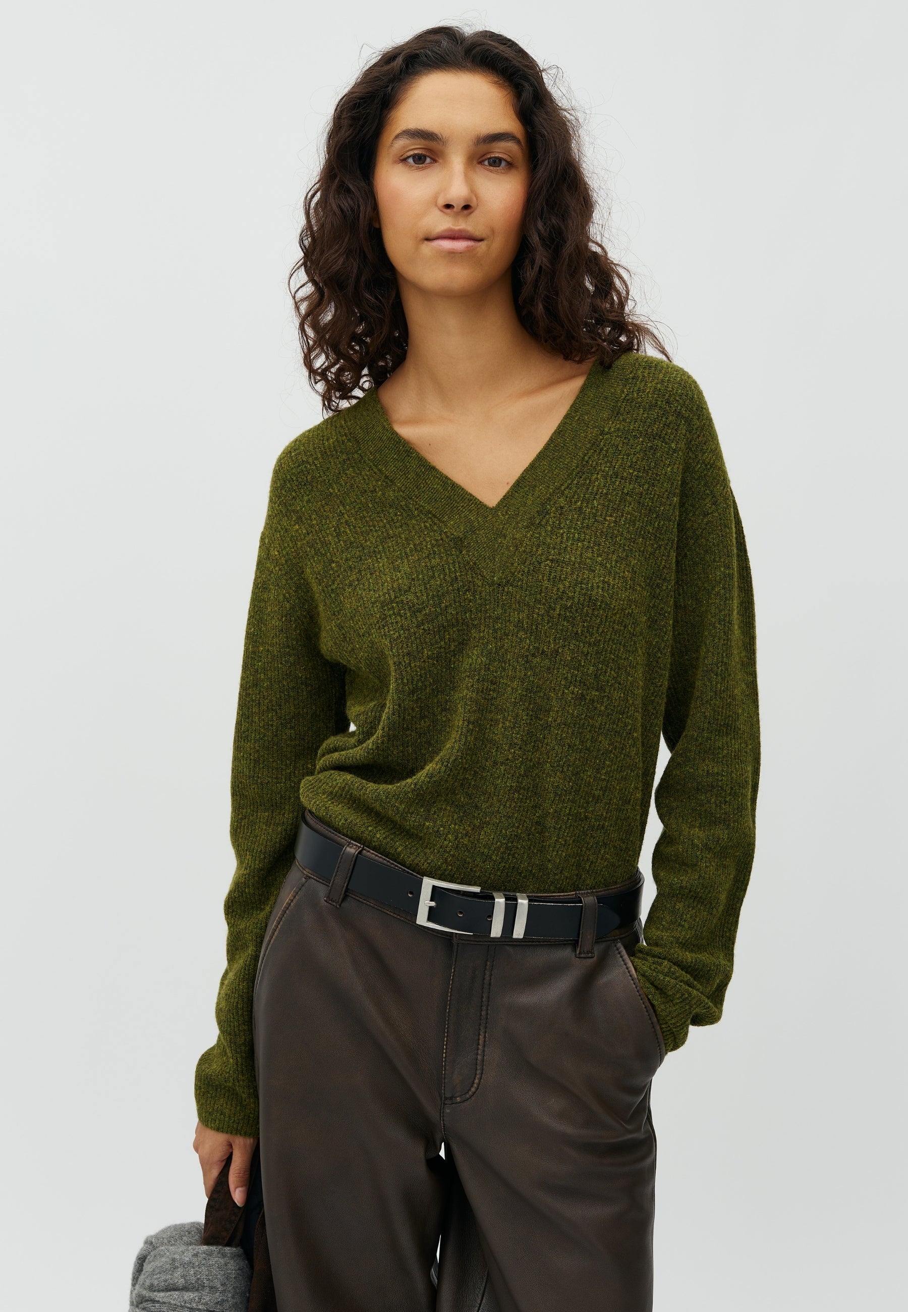 Asato V-M_Warm Olive Melange_Model_0